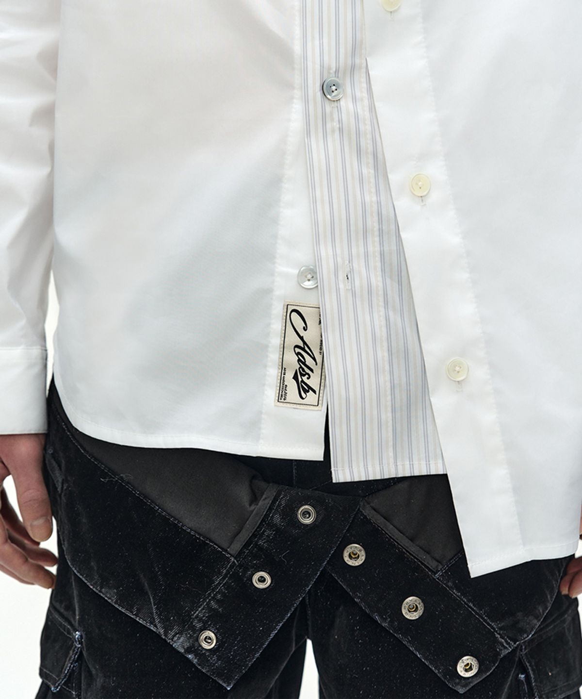 앤더슨벨(ADSB ANDERSSON BELL) ASYMMETRIC LAYERED SHIRT (WHITE/WHITE STRIPE)