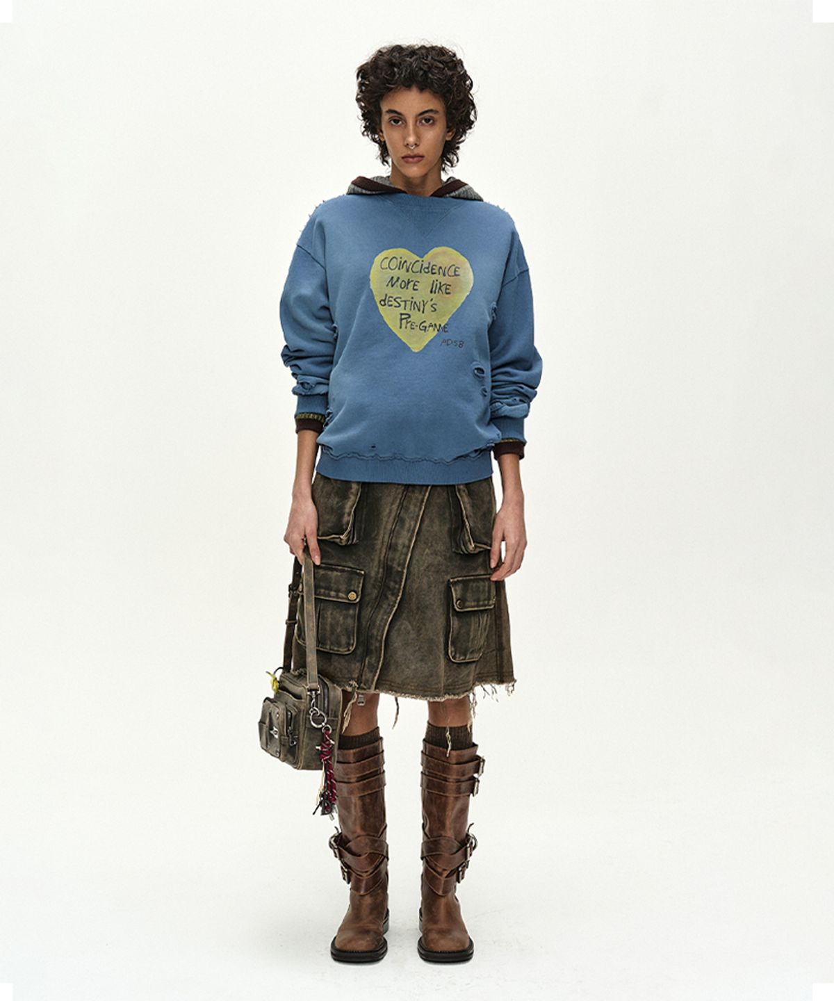 앤더슨벨(ADSB ANDERSSON BELL) (ESSENTIAL) UNISEX SPRAY WASHED HEART MESSAGE SWEATSHIRT (SKY BLUE)