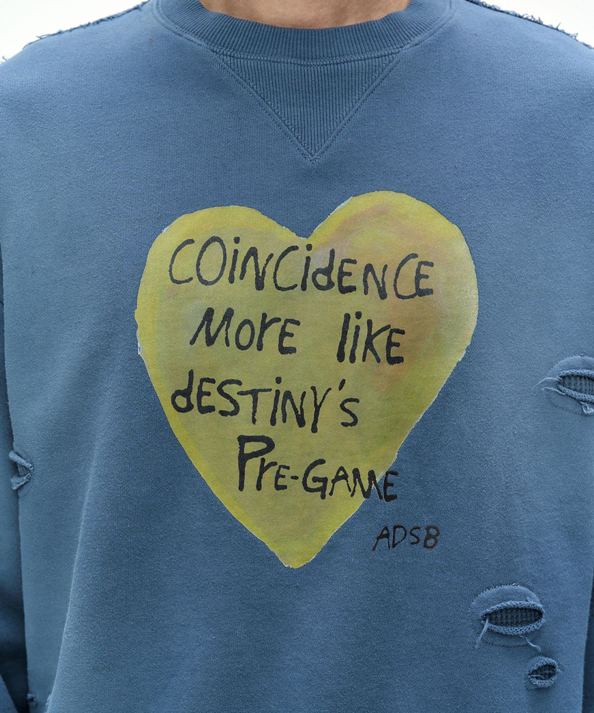 앤더슨벨(ADSB ANDERSSON BELL) (ESSENTIAL) UNISEX SPRAY WASHED HEART MESSAGE SWEATSHIRT (SKY BLUE)