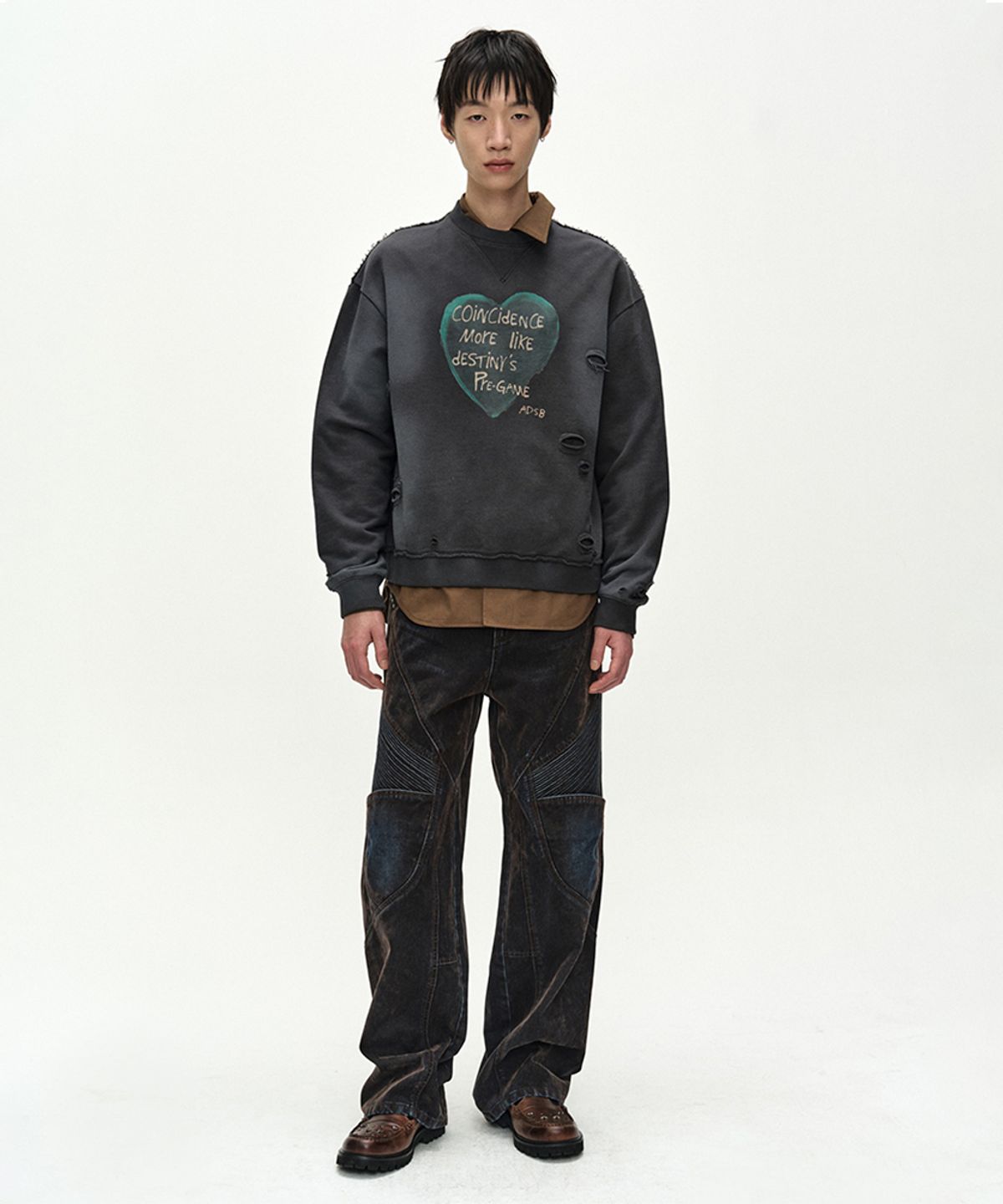 앤더슨벨(ADSB ANDERSSON BELL) (ESSENTIAL) UNISEX SPRAY WASHED HEART MESSAGE SWEATSHIRT (CHARCOAL)