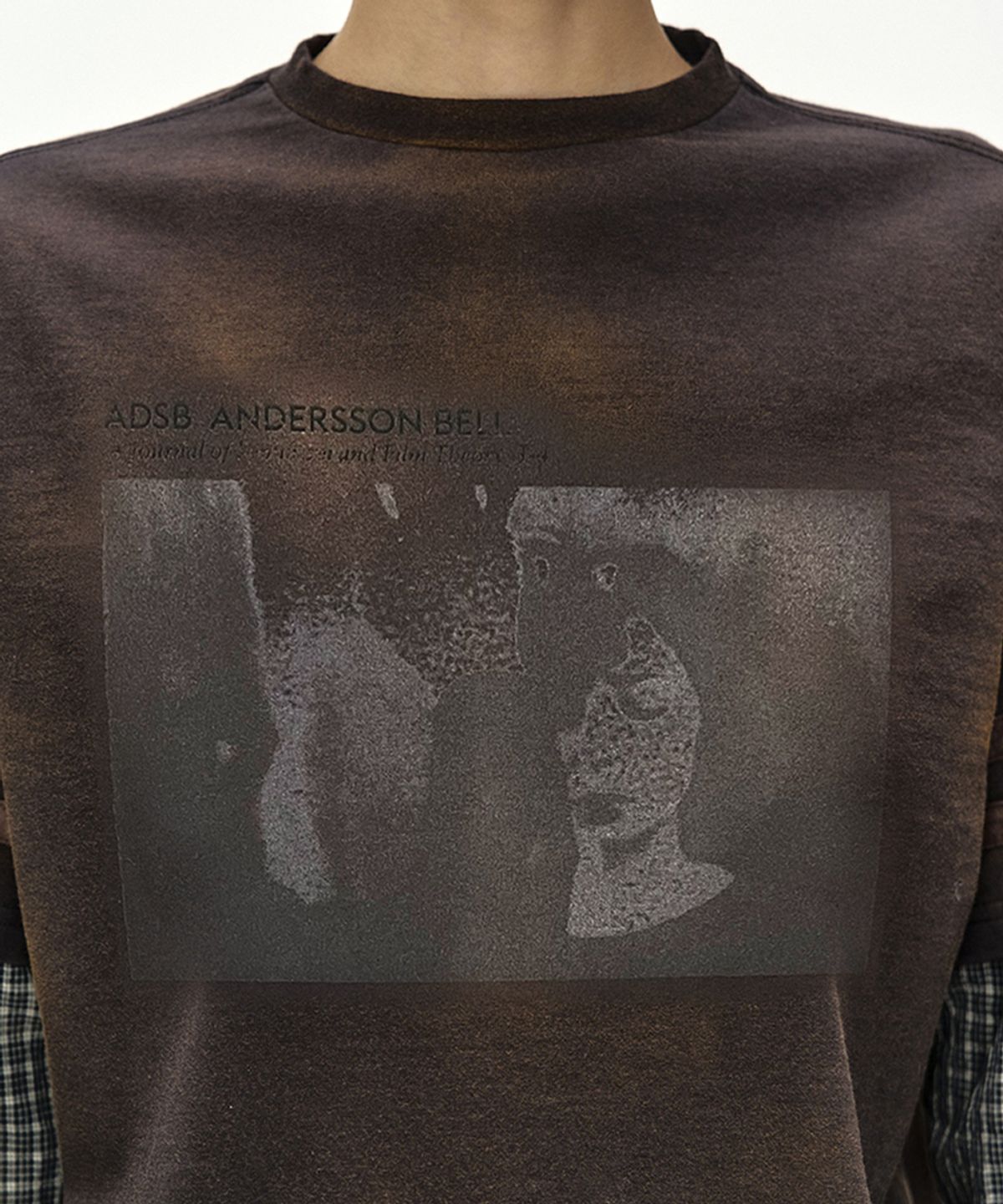 앤더슨벨(ADSB ANDERSSON BELL) LAYERED SLEEVE GRAPHIC T-SHIRT (FADED BLACK)