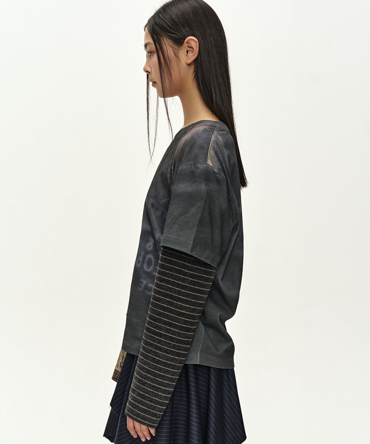 앤더슨벨(ADSB ANDERSSON BELL) MIXED STRIPE SLEEVE LAYERED TOP (CHARCOAL)
