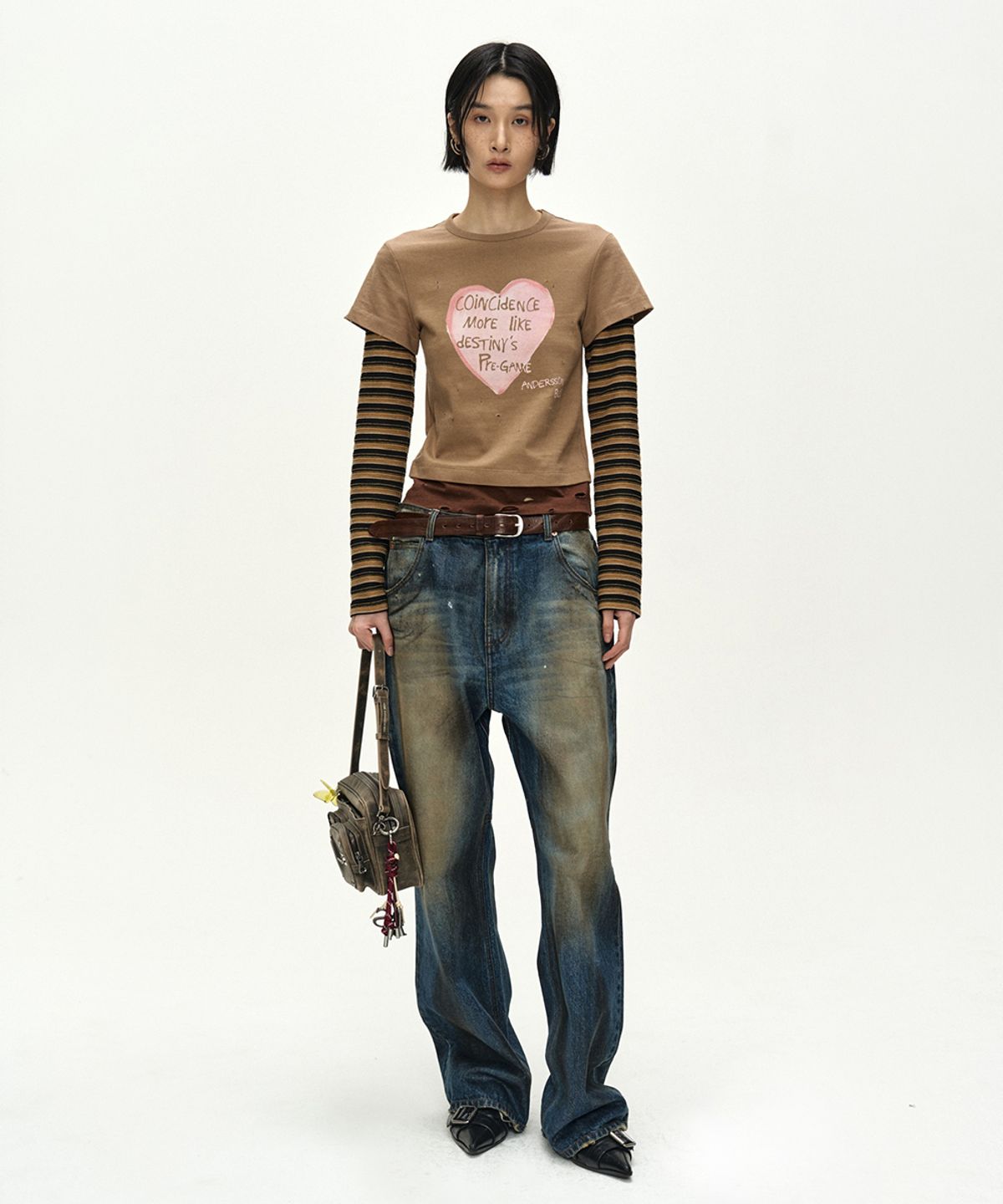 앤더슨벨(ADSB ANDERSSON BELL) LAYERED HEART MESSAGE LONG SLEEVE T-SHIRT (BROWN)