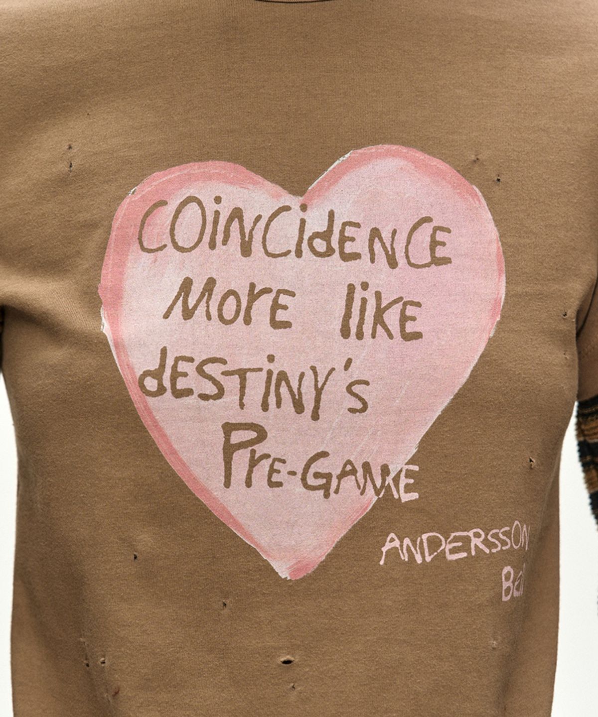 앤더슨벨(ADSB ANDERSSON BELL) LAYERED HEART MESSAGE LONG SLEEVE T-SHIRT (BROWN)