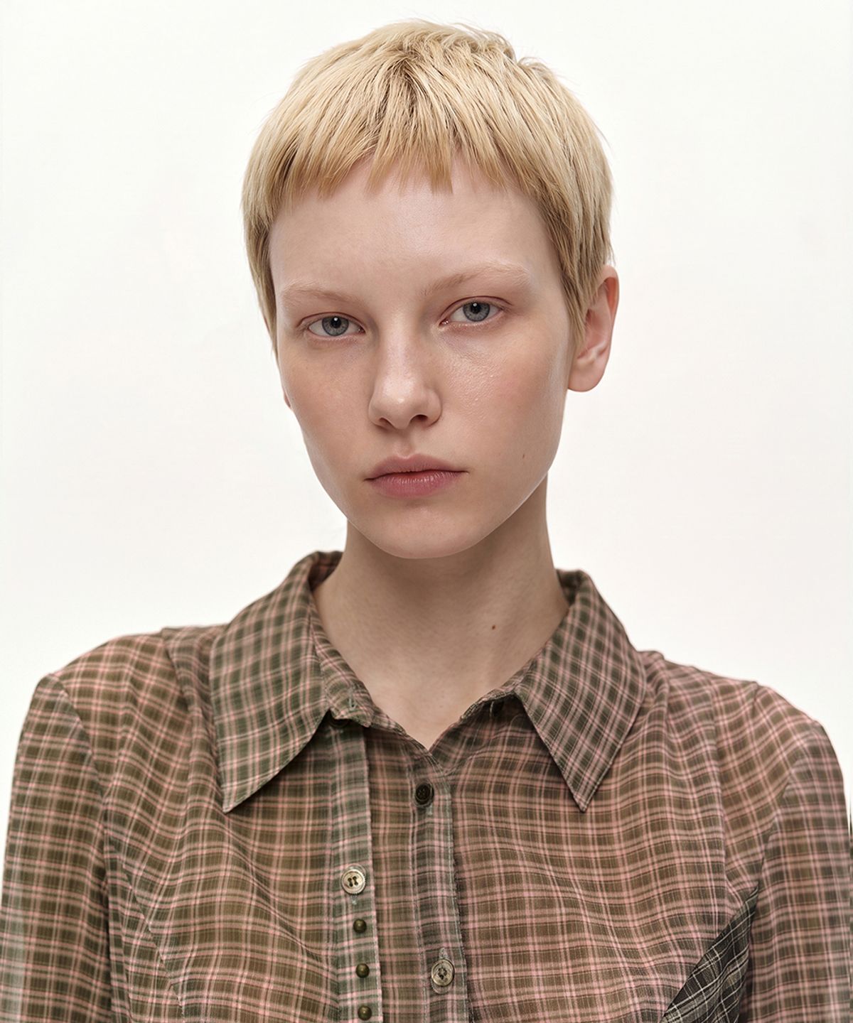 앤더슨벨(ADSB ANDERSSON BELL) ASYMMETRIC STUDDED MESH SHIRT (BROWN)