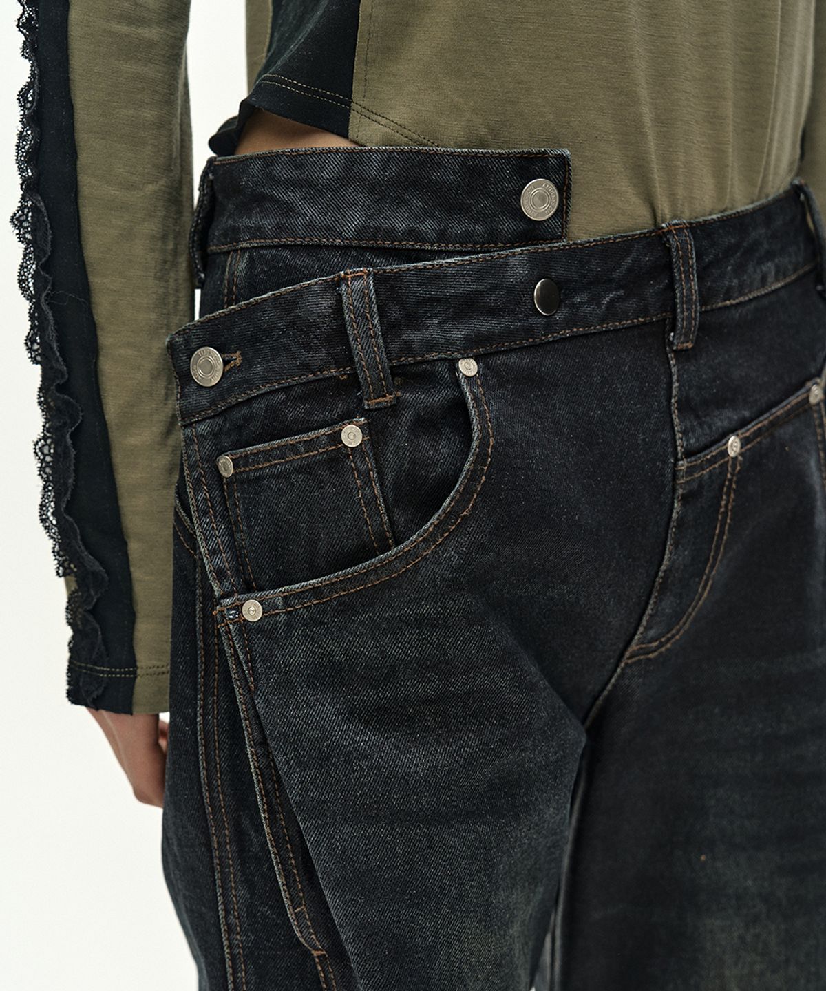 앤더슨벨(ADSB ANDERSSON BELL) TWIST FOLD COATED JEANS (DARK BLUE)