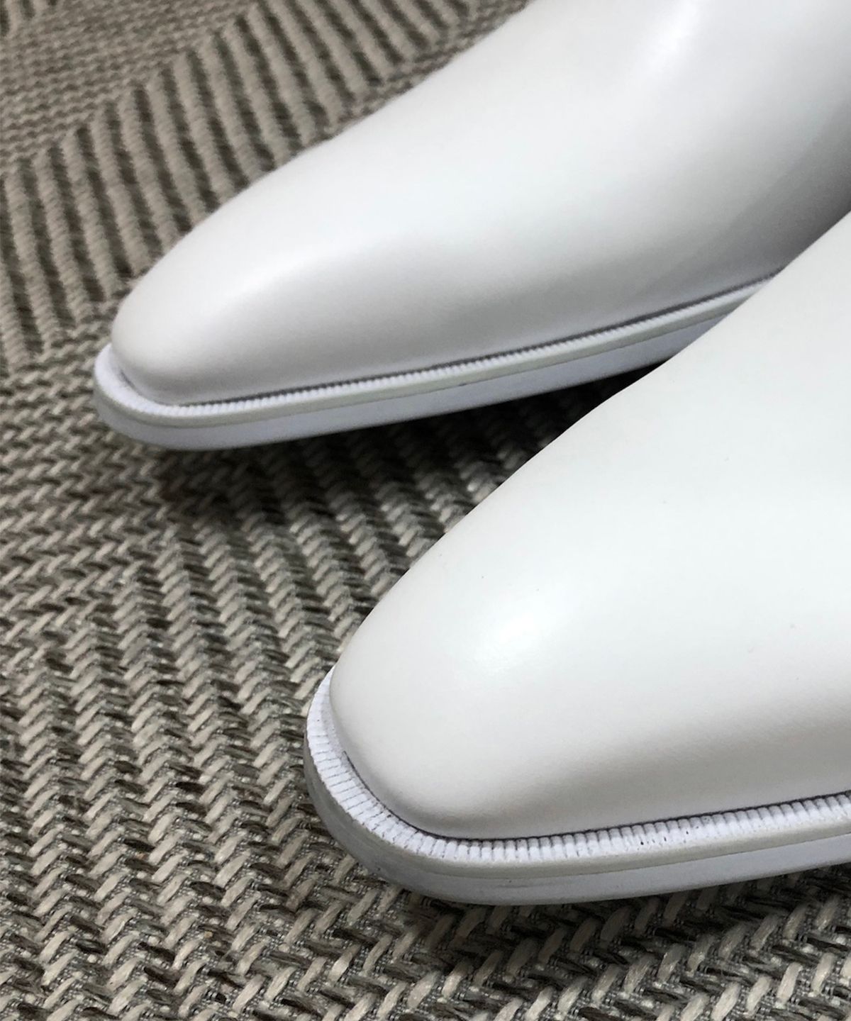 조앤슈(JOENSHOE) 클래식 느와르 사이드지퍼 부츠 올화이트