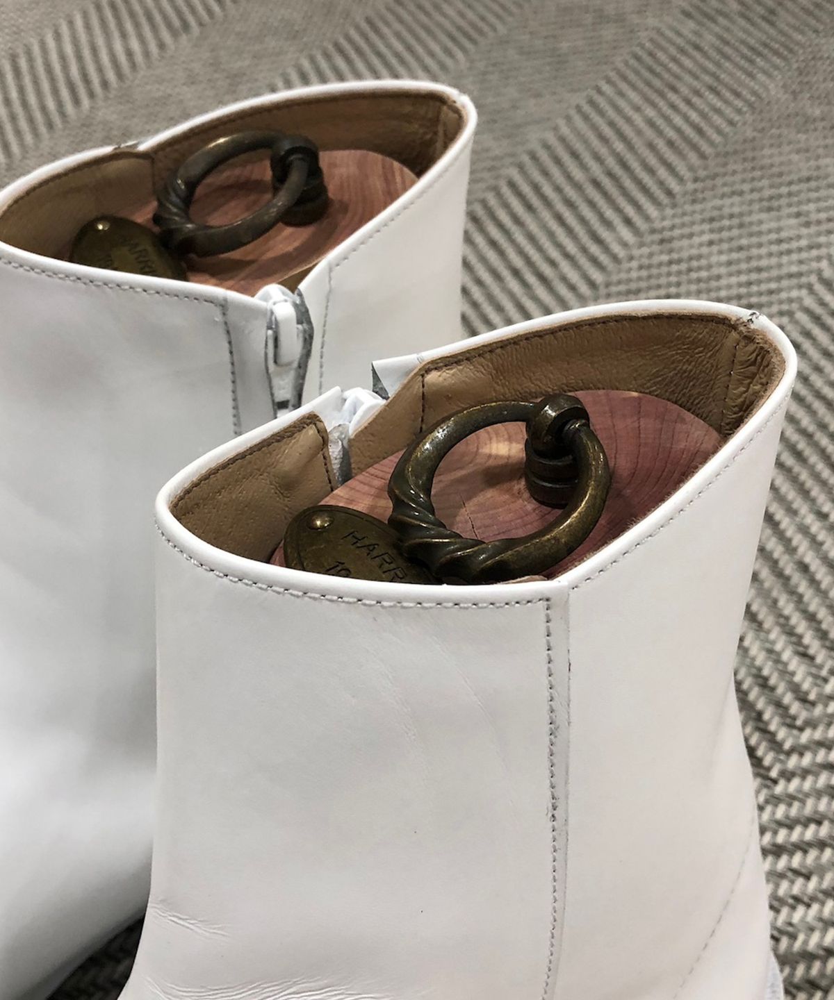 조앤슈(JOENSHOE) 클래식 느와르 사이드지퍼 부츠 올화이트