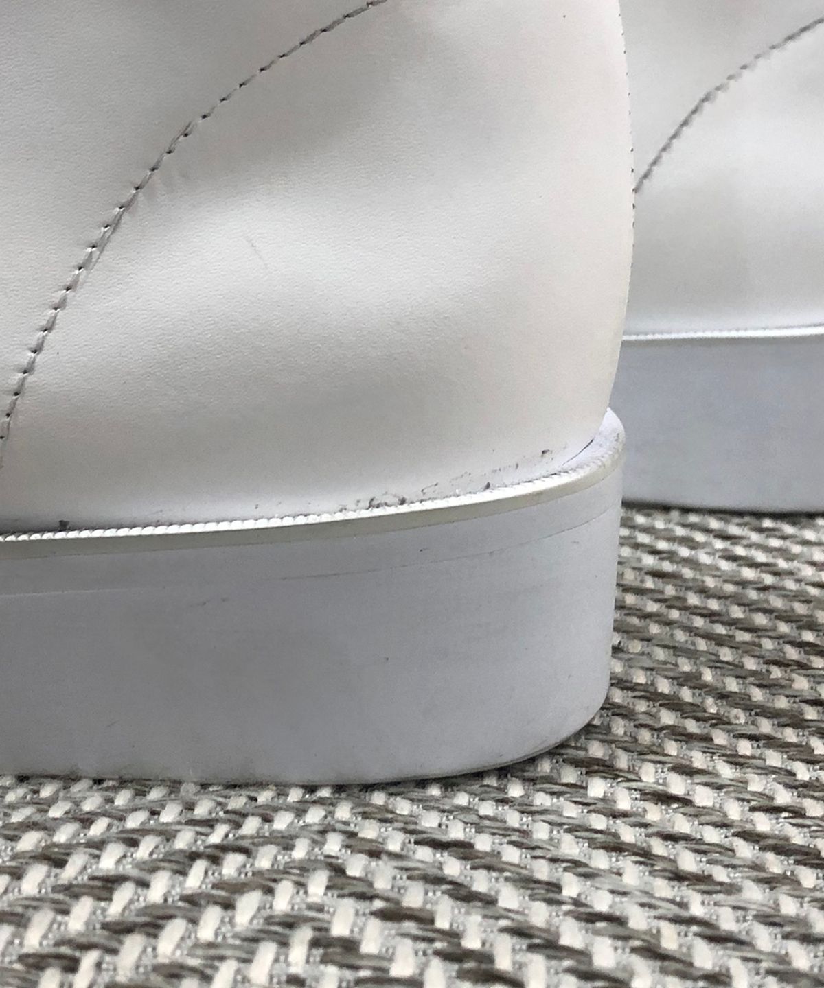 조앤슈(JOENSHOE) 클래식 느와르 사이드지퍼 부츠 올화이트