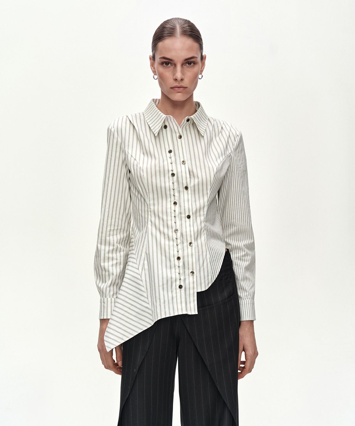 앤더슨벨(ADSB ANDERSSON BELL) ASYMMETRIC STUDDED STRIPE SHIRT (WHITE)