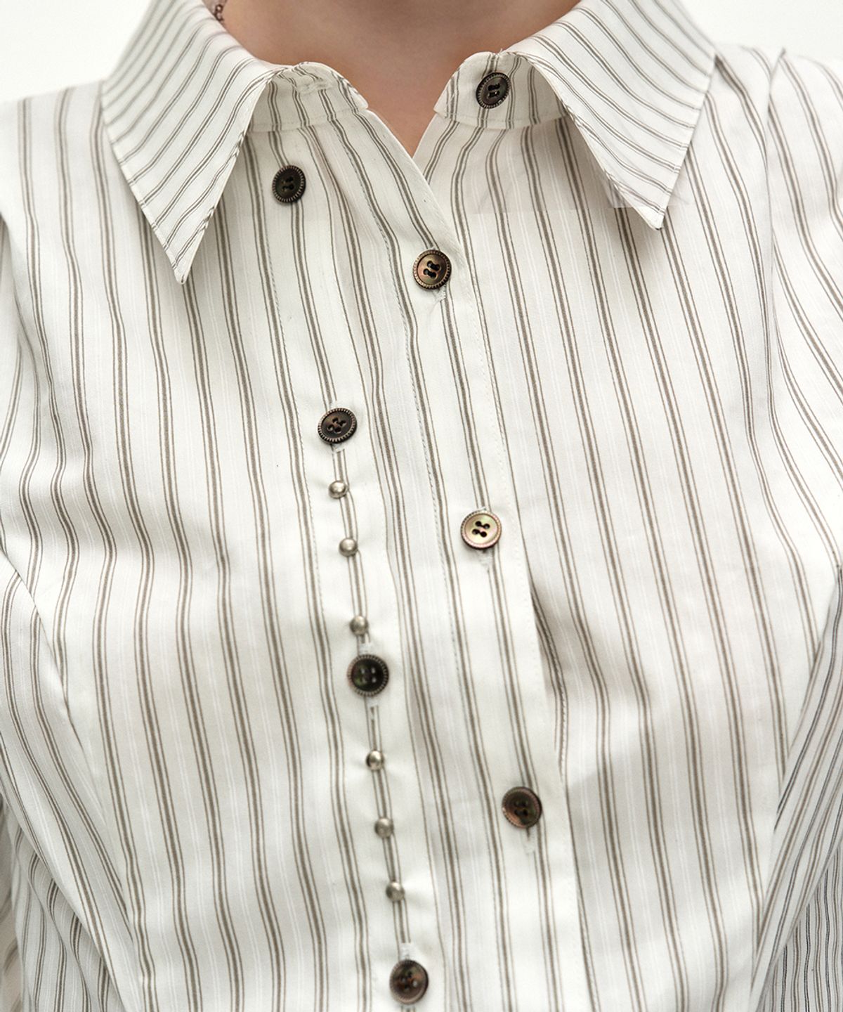 앤더슨벨(ADSB ANDERSSON BELL) ASYMMETRIC STUDDED STRIPE SHIRT (WHITE)