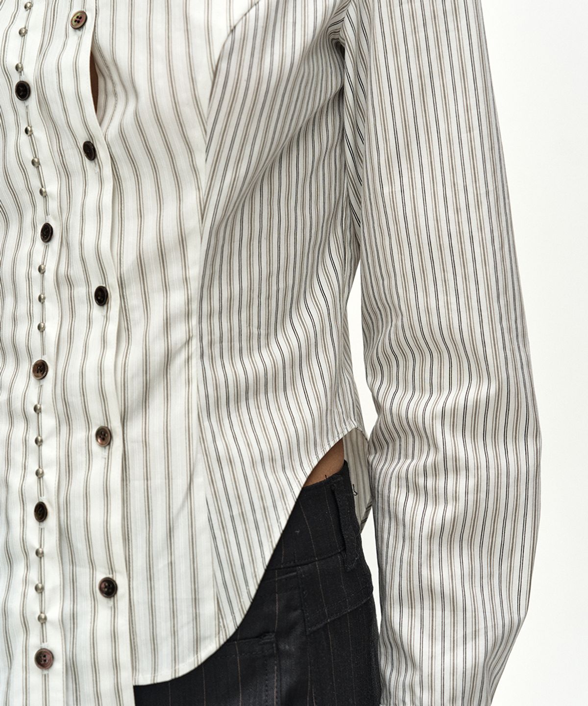 앤더슨벨(ADSB ANDERSSON BELL) ASYMMETRIC STUDDED STRIPE SHIRT (WHITE)