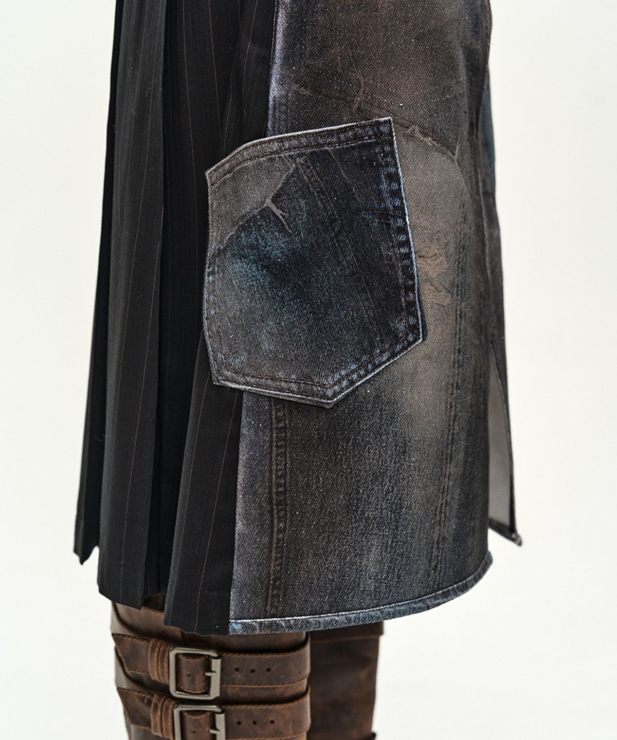 앤더슨벨(ADSB ANDERSSON BELL) ILLUSION PATCHWORK TROMPE LOEIL PLEATED SKIRT (BLUE/BLACK)