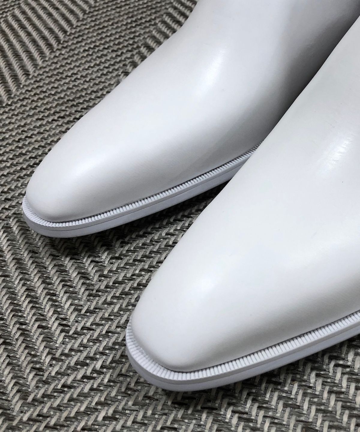 조앤슈(JOENSHOE) 클래식 느와르 첼시부츠 올화이트