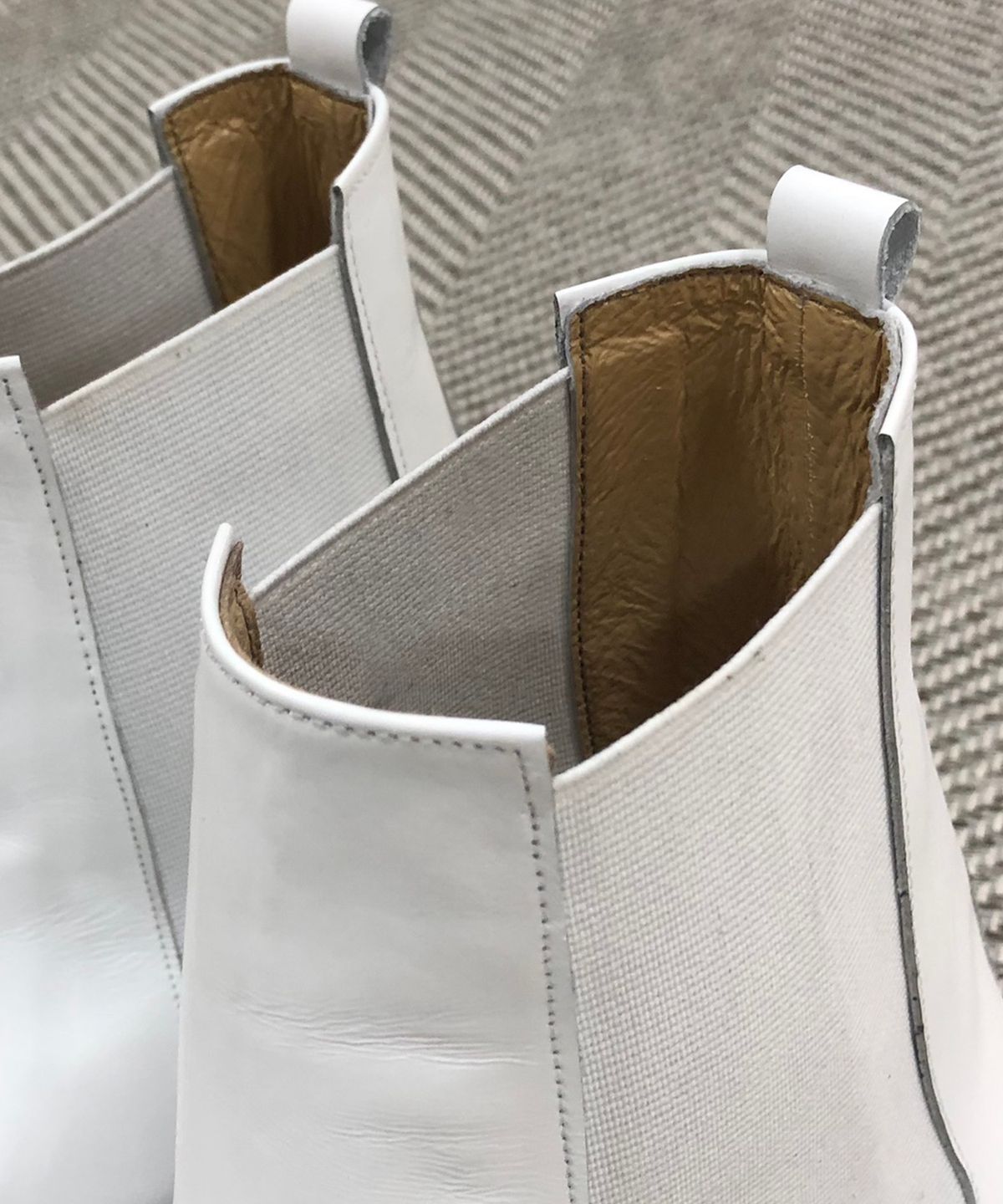 조앤슈(JOENSHOE) 클래식 느와르 첼시부츠 올화이트