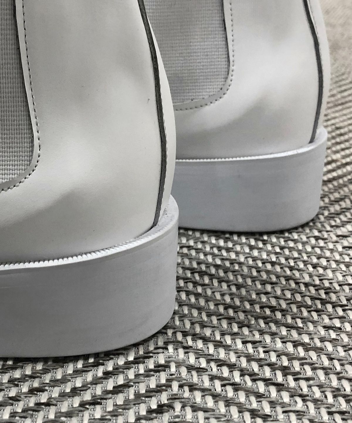 조앤슈(JOENSHOE) 클래식 느와르 첼시부츠 올화이트