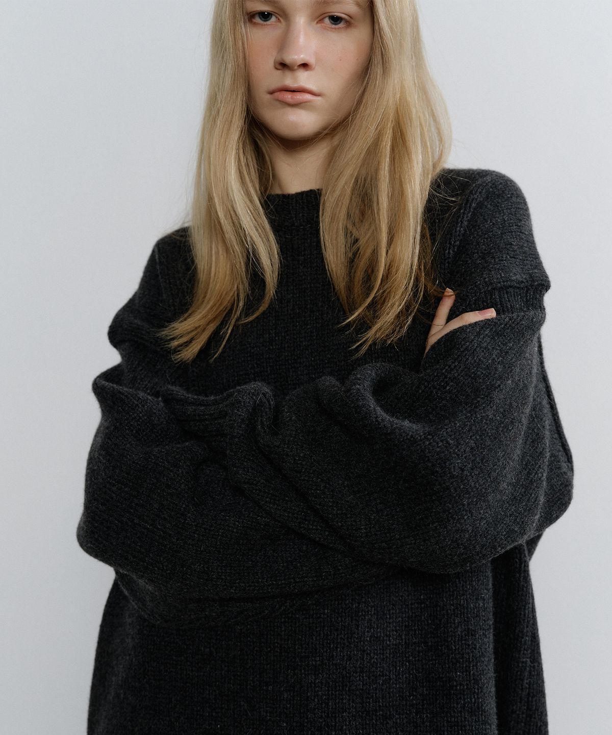108파운드(108POUND) Crew Heavy Sweater_Deep charcoal