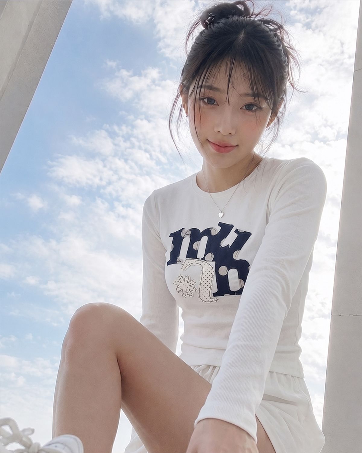 무아무아(MUAHMUAH) 도트 A플라워 패치 긴팔티셔츠​ [화이트]