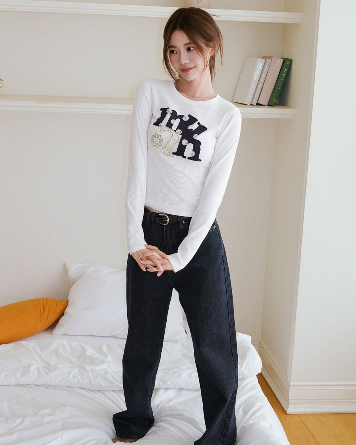 무아무아(MUAHMUAH) 도트 A플라워 패치 긴팔티셔츠​ [화이트]