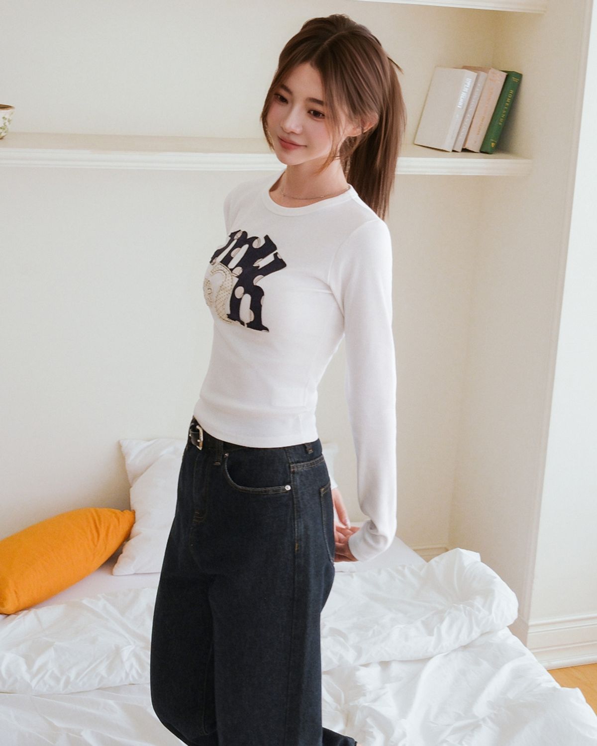 무아무아(MUAHMUAH) 도트 A플라워 패치 긴팔티셔츠​ [화이트]