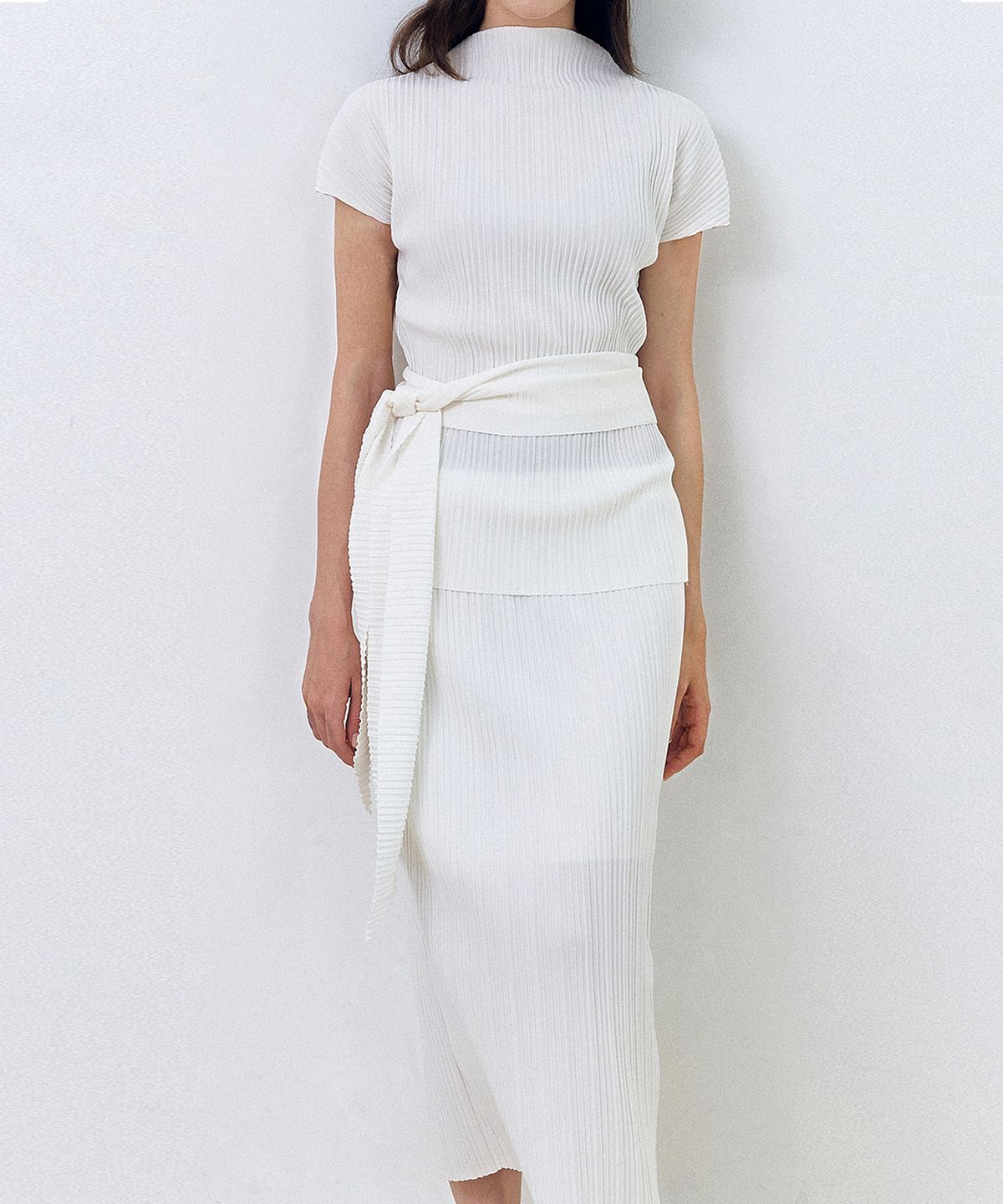 머지앤밍글(MERGE&MINGLE) Wave Pleats Blouse&Skirt Set-up (Ivory)