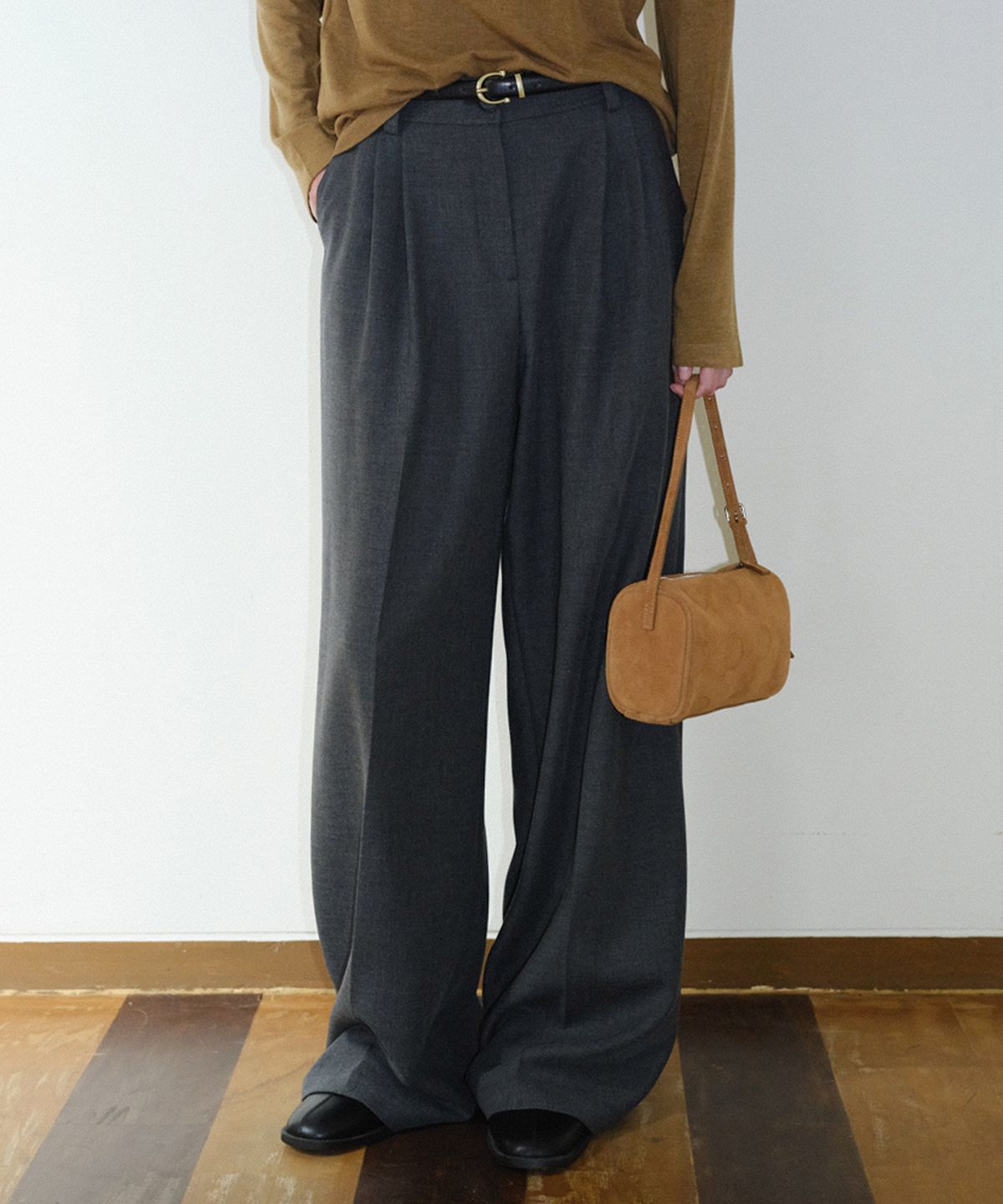 엔오르(EN OR) TWO TUCK WIDE SLACKS - CHARCOAL