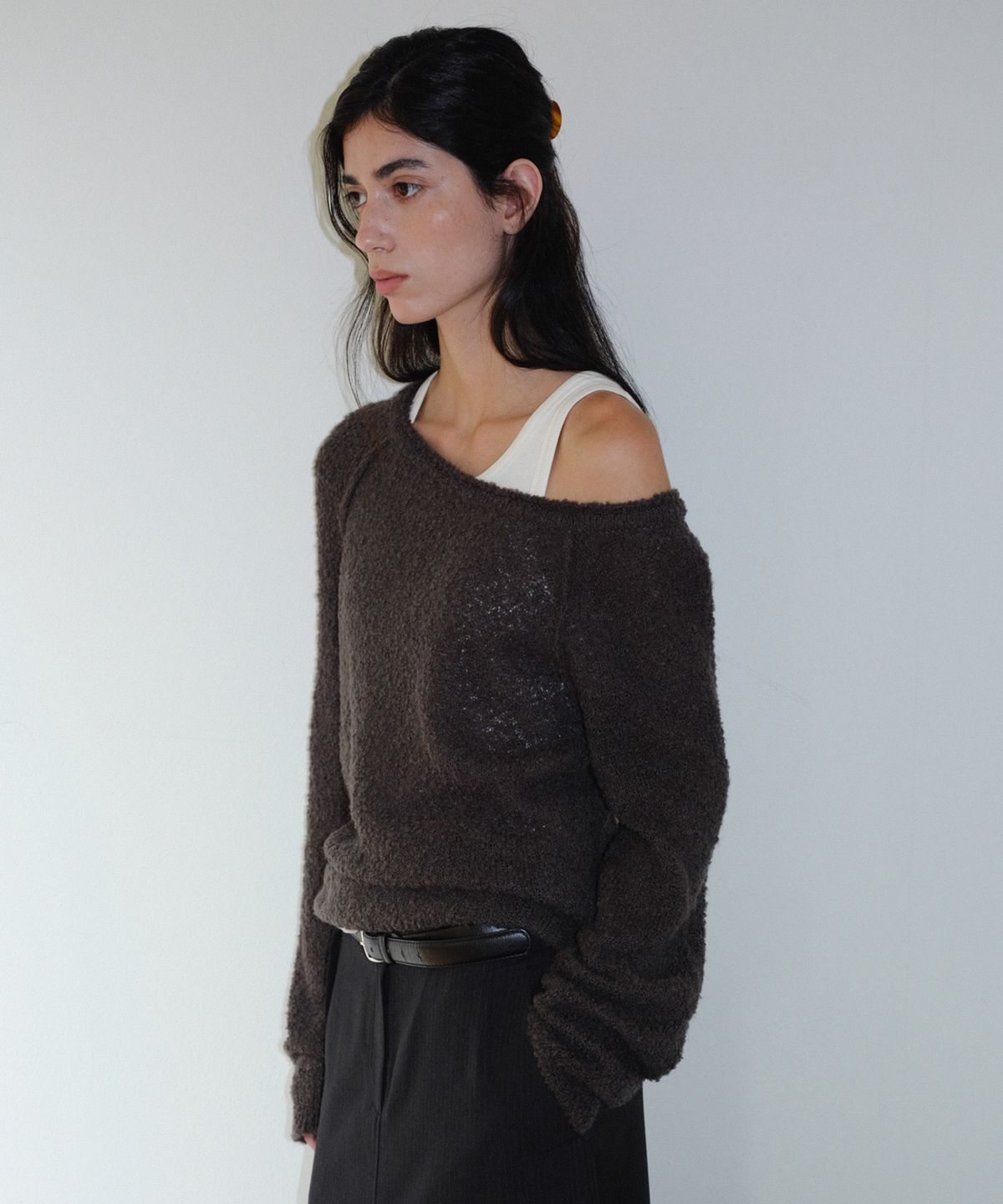 엔오르(EN OR) BOUCLE ONE SHOULDER PULLOVER - CHARCOAL