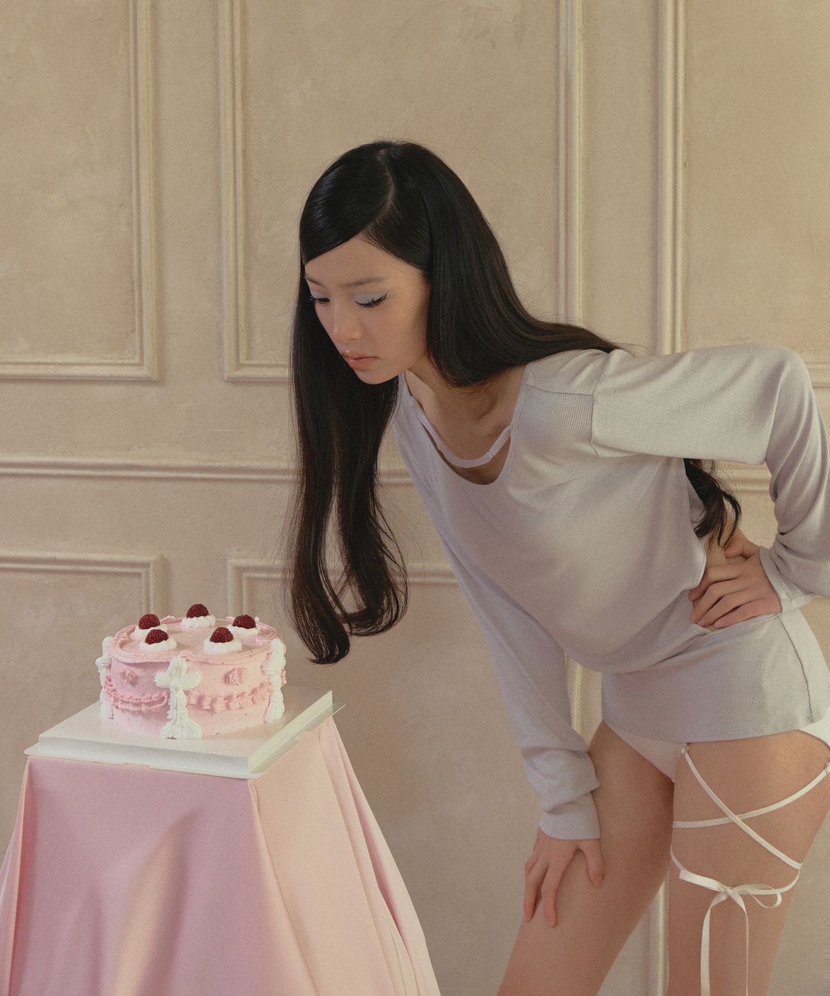 비나제이(VINAJ) 스트랩 컷아웃 티셔츠 커버업 (Pale Gray)