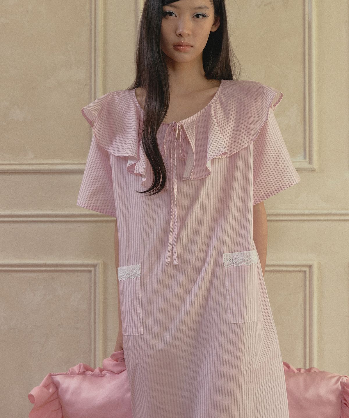 비나제이(VINAJ) 바바라 스트라이프 러플 파자마 원피스 (Baby Pink)