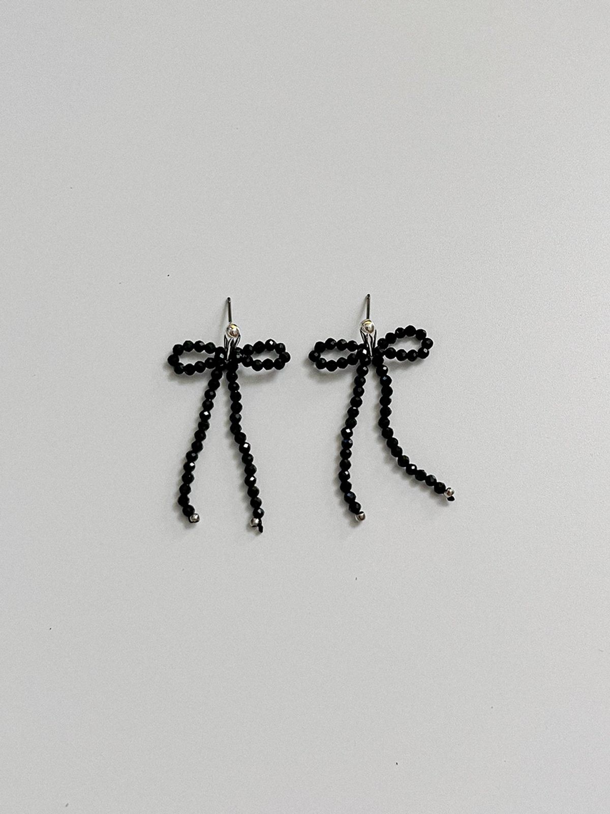 소수(SOSOO) Onyx Ribbon Earrings