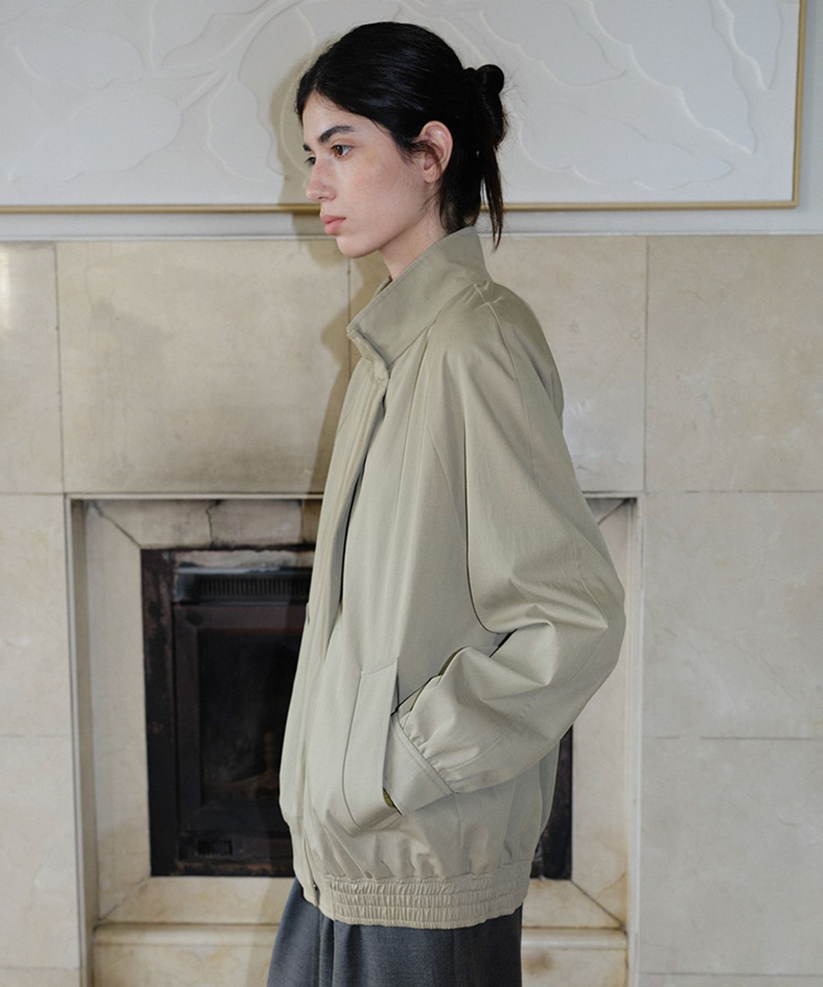 엔오르 스튜디오(ENOR STUDIO) HIGH NECK SHIRRING BLOUSON - SAGE
