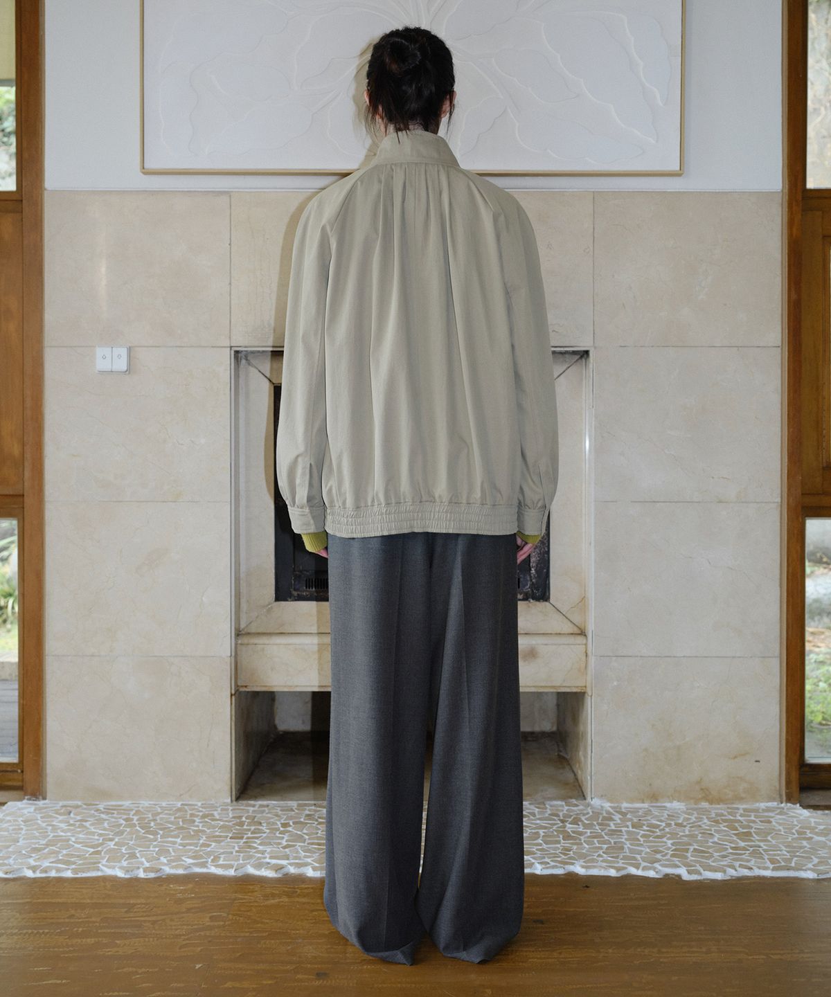 엔오르 스튜디오(ENOR STUDIO) HIGH NECK SHIRRING BLOUSON - SAGE