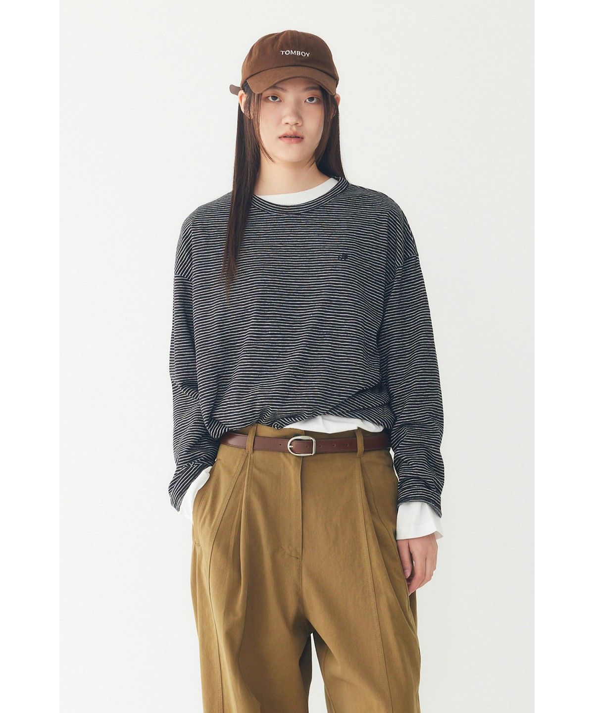 스튜디오 톰보이(STUDIO TOMBOY) 미니 로고 자수 티셔츠 _블랙_9176322977