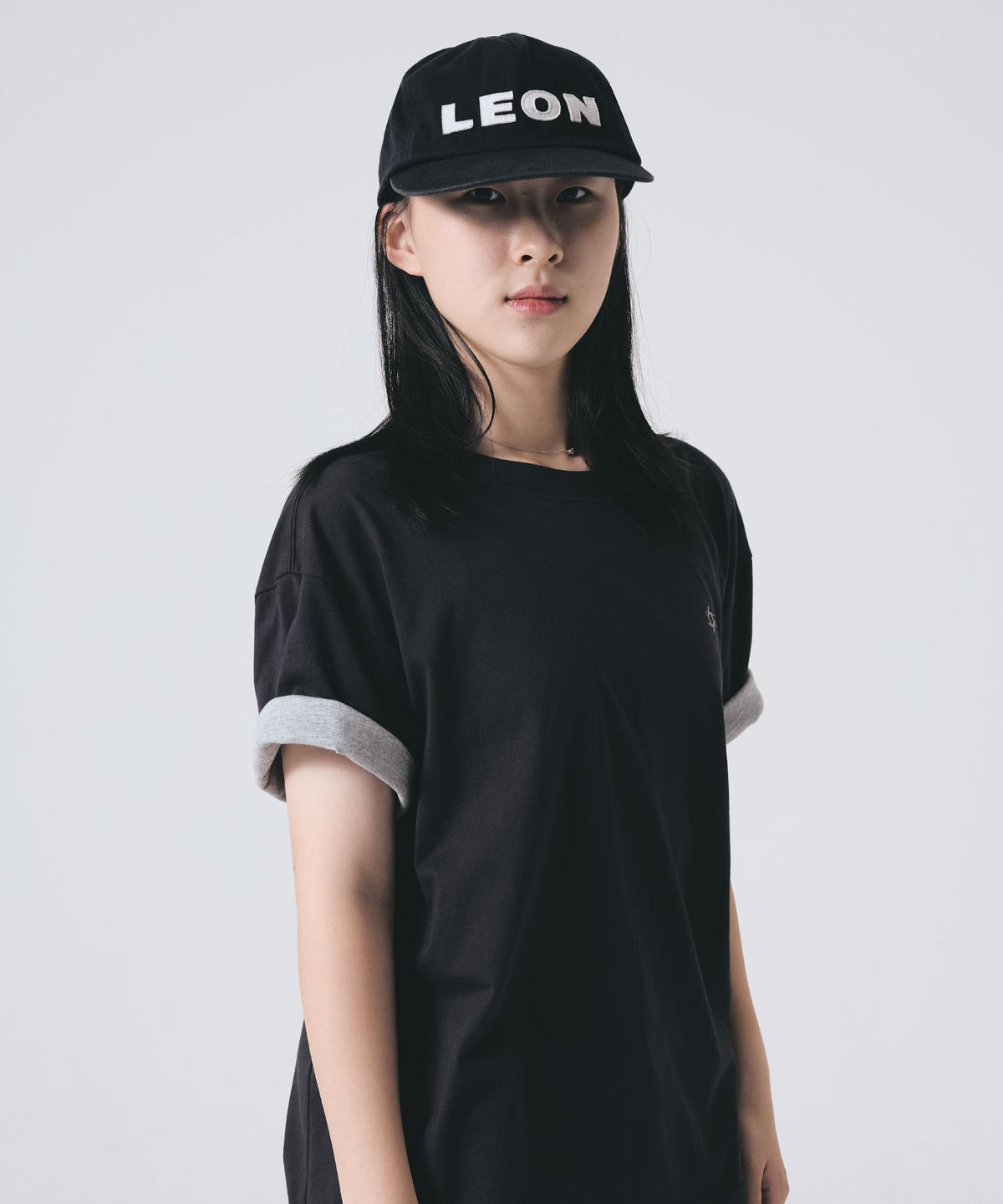 펜듈럼(PENDULUM) 배색 롤업 세미 크롭 반팔티 LR2TU253_CHARCOAL