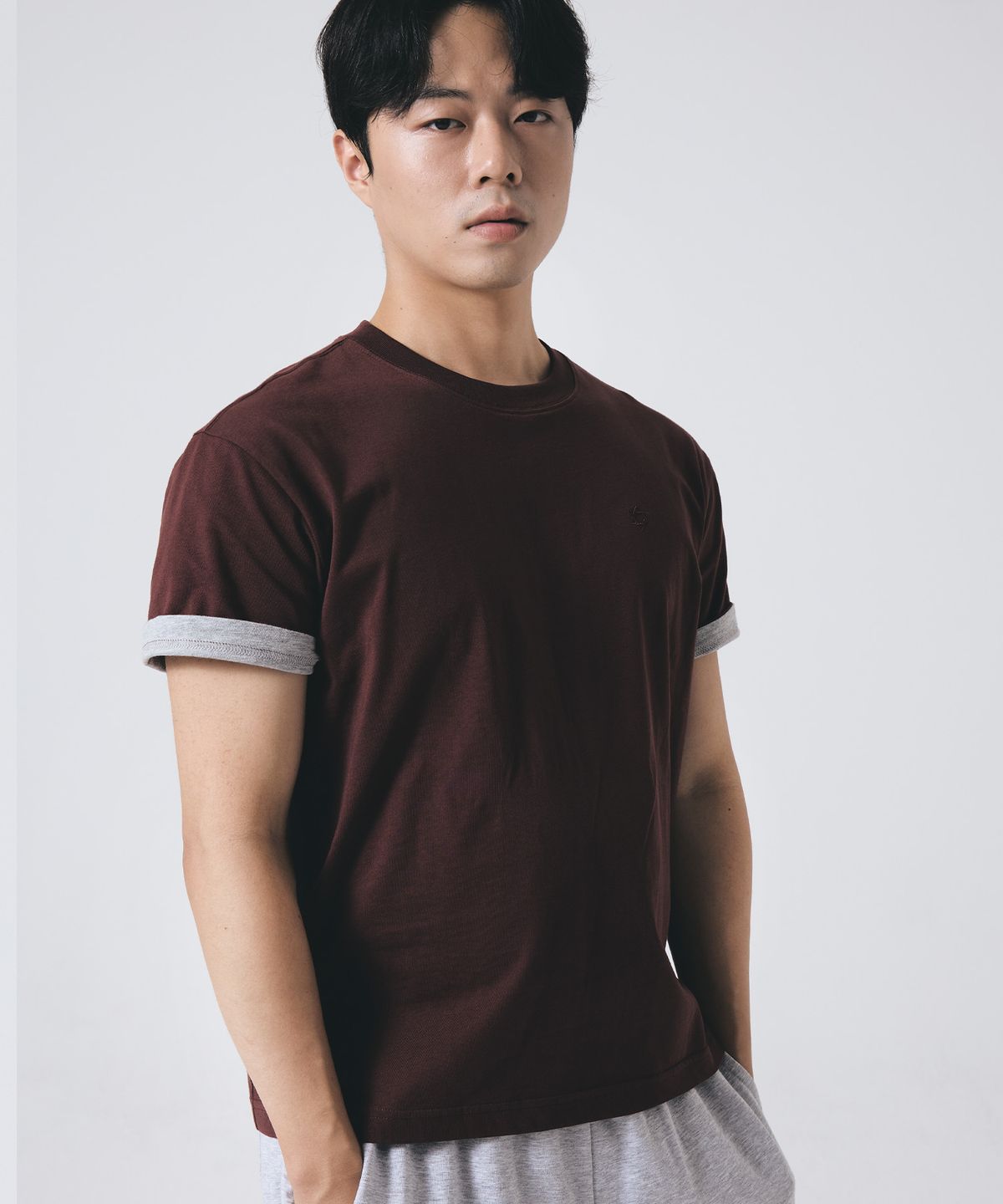 펜듈럼(PENDULUM) 배색 롤업 세미 크롭 반팔티 LR2TU253_BURGUNDY
