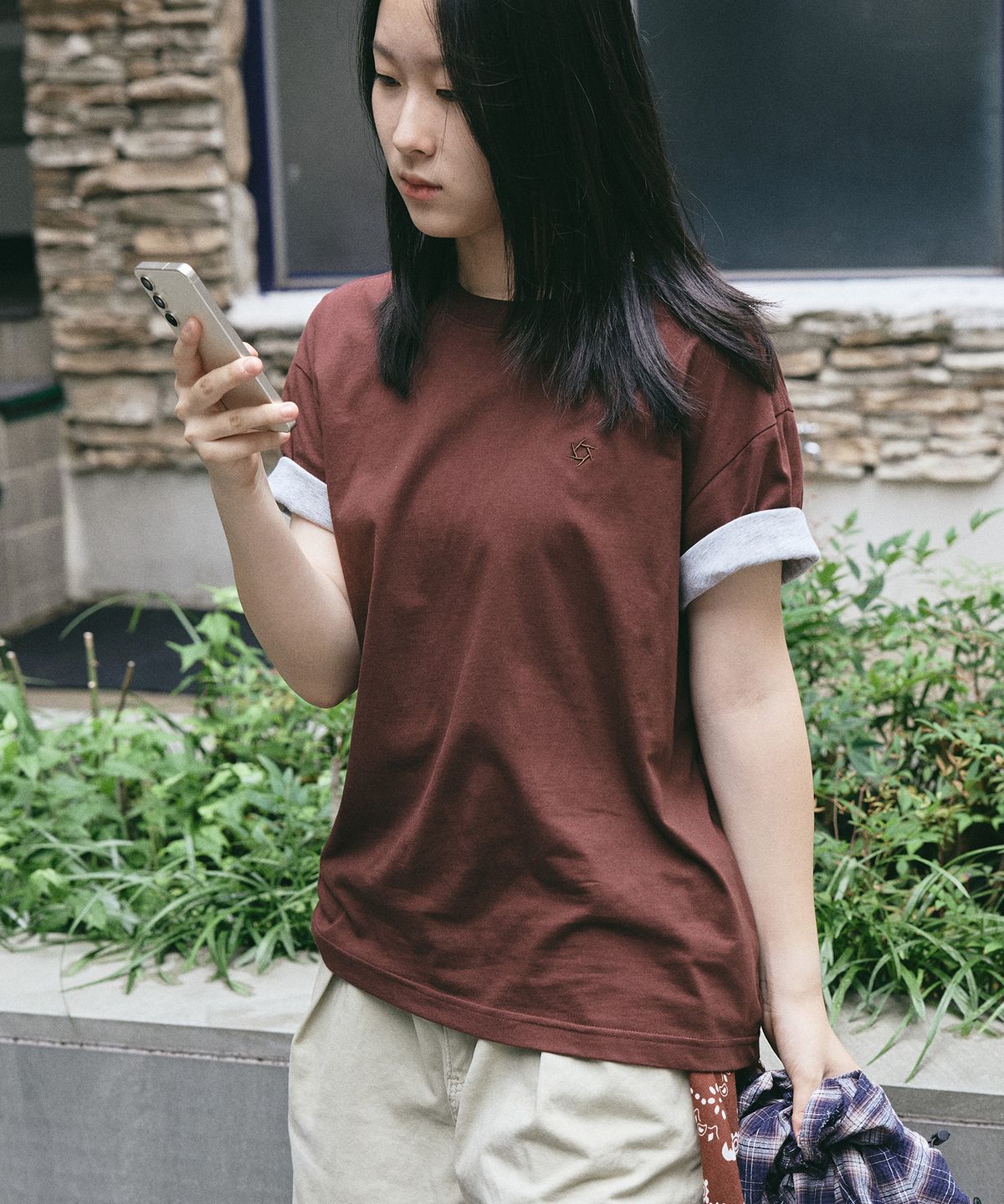 펜듈럼(PENDULUM) 배색 롤업 세미 크롭 반팔티 LR2TU253_BURGUNDY