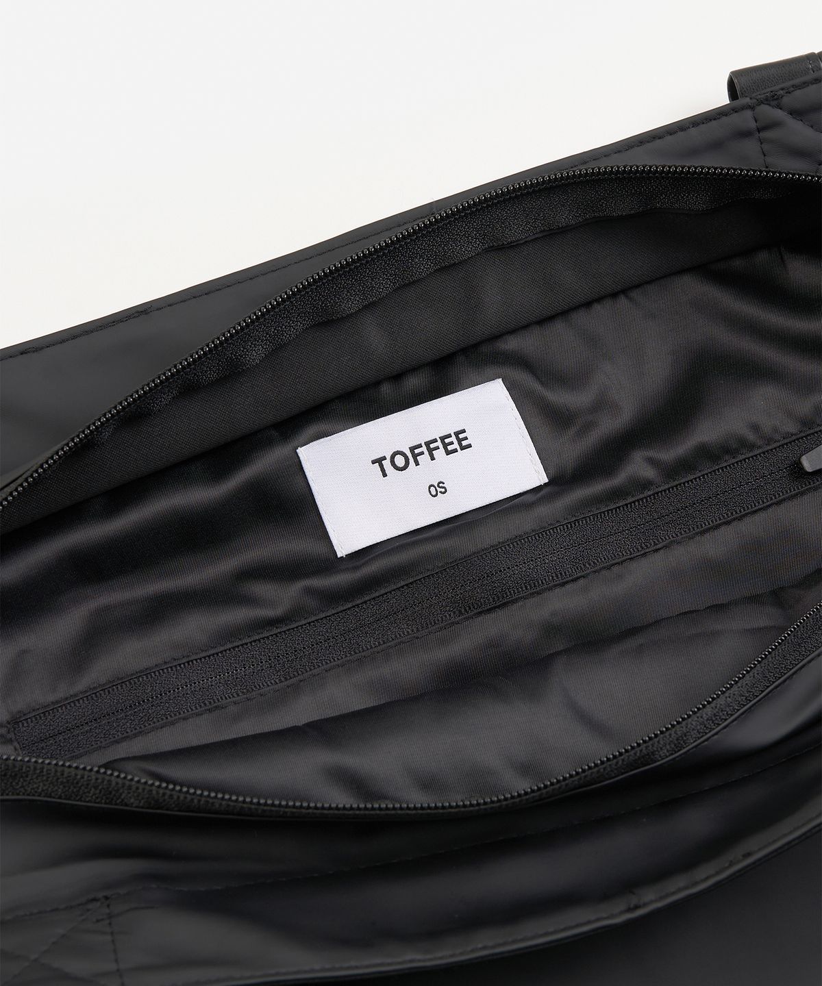 토피(TOFFEE) 레더 트림 쇼퍼백 (BLACK)