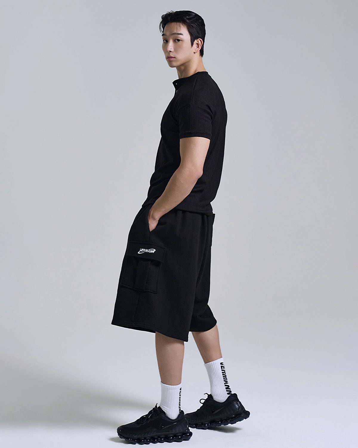 베르만 어패럴(VERMANN APPAREL) 아크로고 카고 버뮤다 스웨트 쇼츠 [블랙]