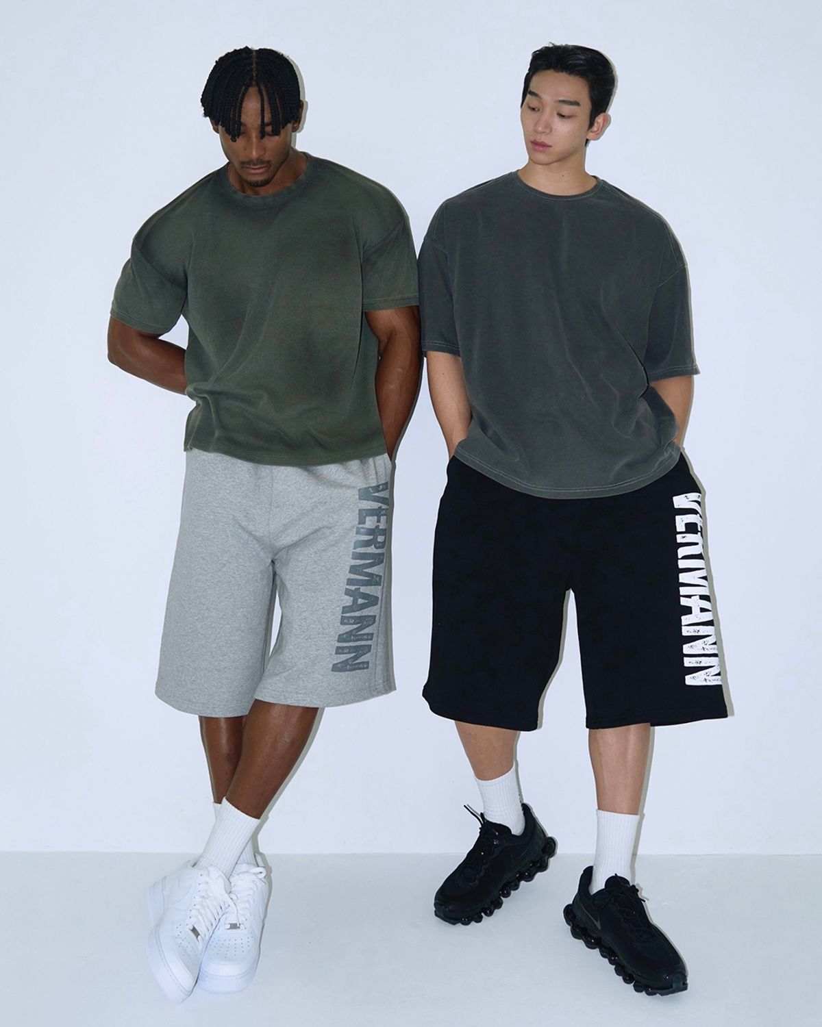 베르만 어패럴(VERMANN APPAREL) 크랙 로고 버뮤다 스웨트 쇼츠 [그레이]
