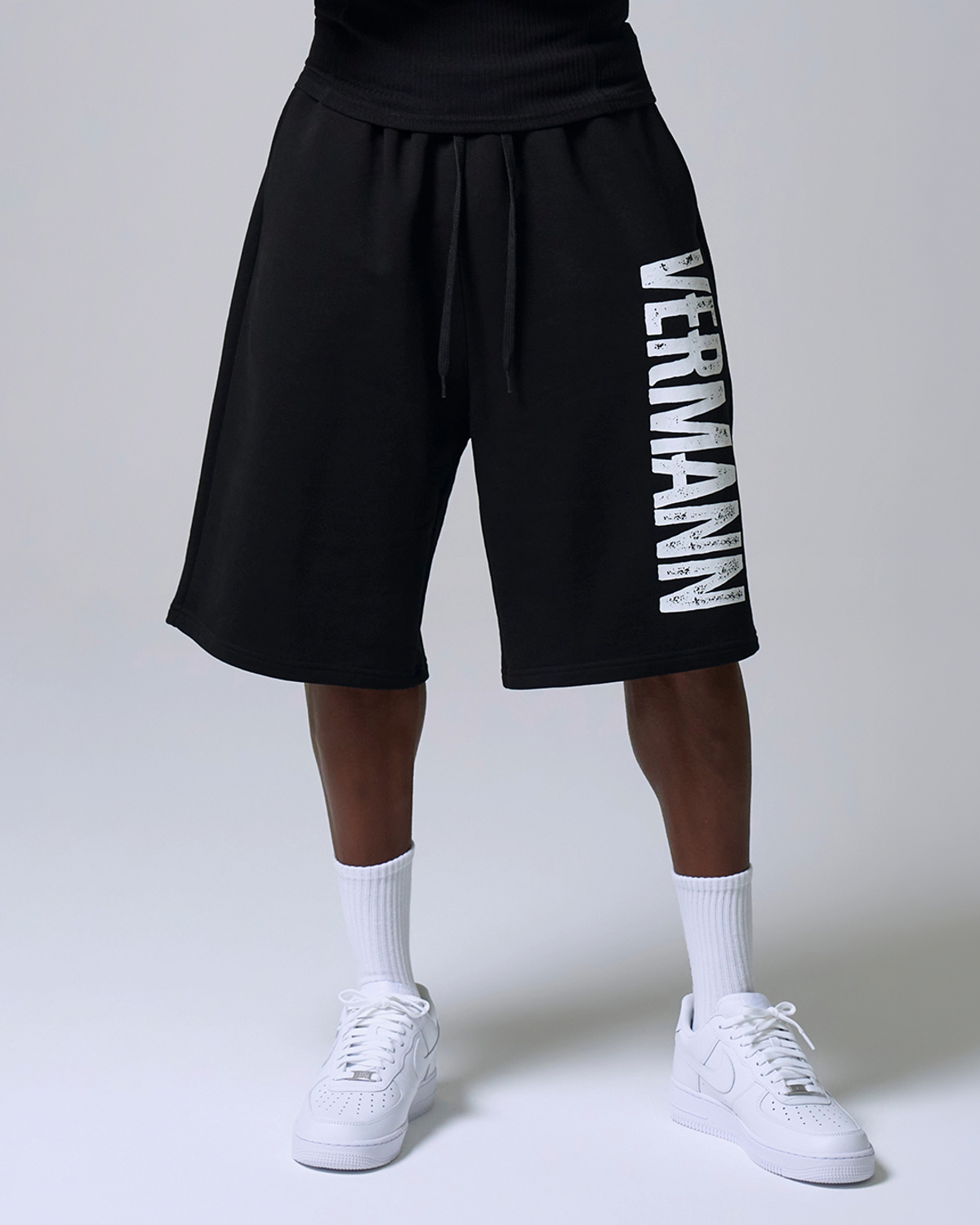 베르만 어패럴(VERMANN APPAREL) 크랙 로고 버뮤다 스웨트 쇼츠 [블랙]