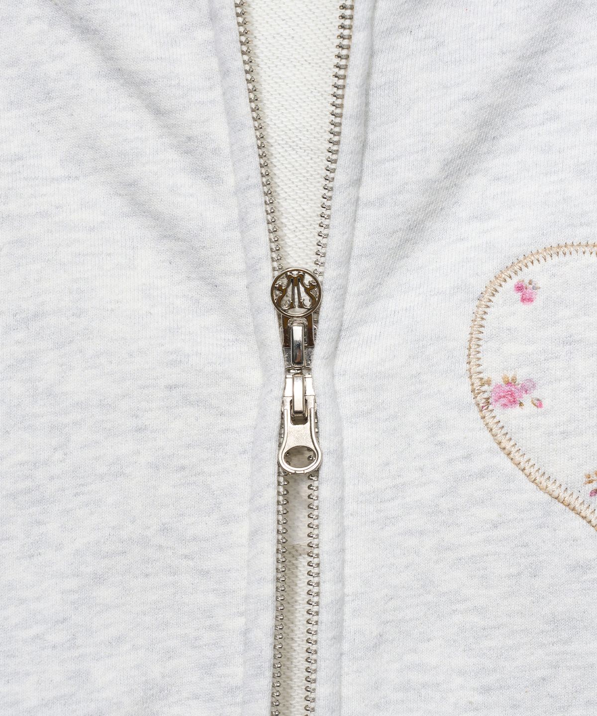 유희(YOUHEE) [주영X유희] YOUHEE HEART APPLIQUE HOOD ZIP-UP_LIGHT GREY
