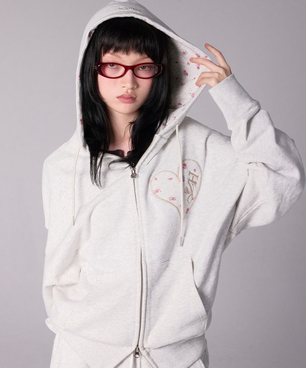 유희(YOUHEE) [주영X유희] YOUHEE HEART APPLIQUE HOOD ZIP-UP_LIGHT GREY