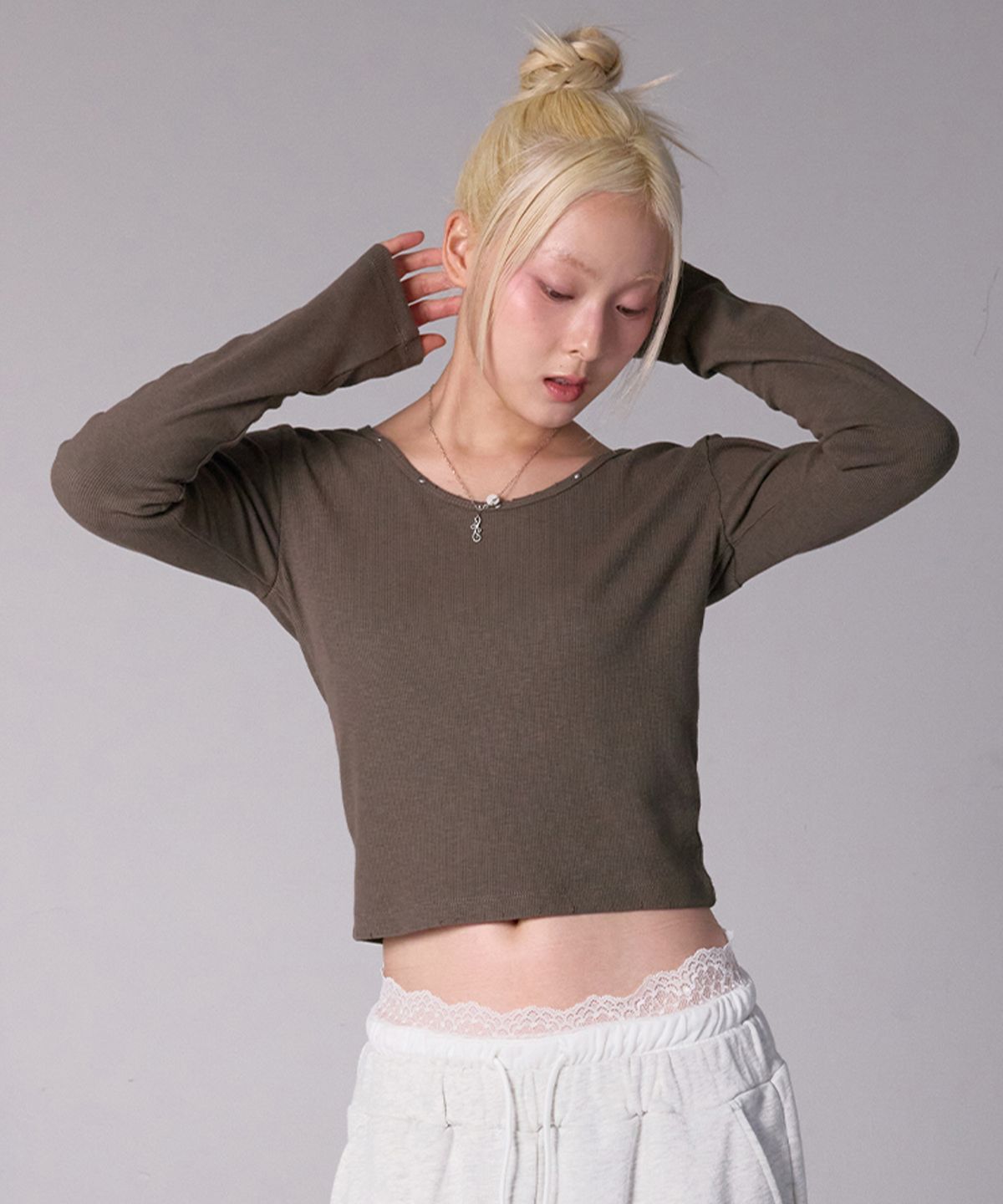 유희(YOUHEE) ESSENTIAL STUD V-NECK LONG SLEEVE_KHAKI