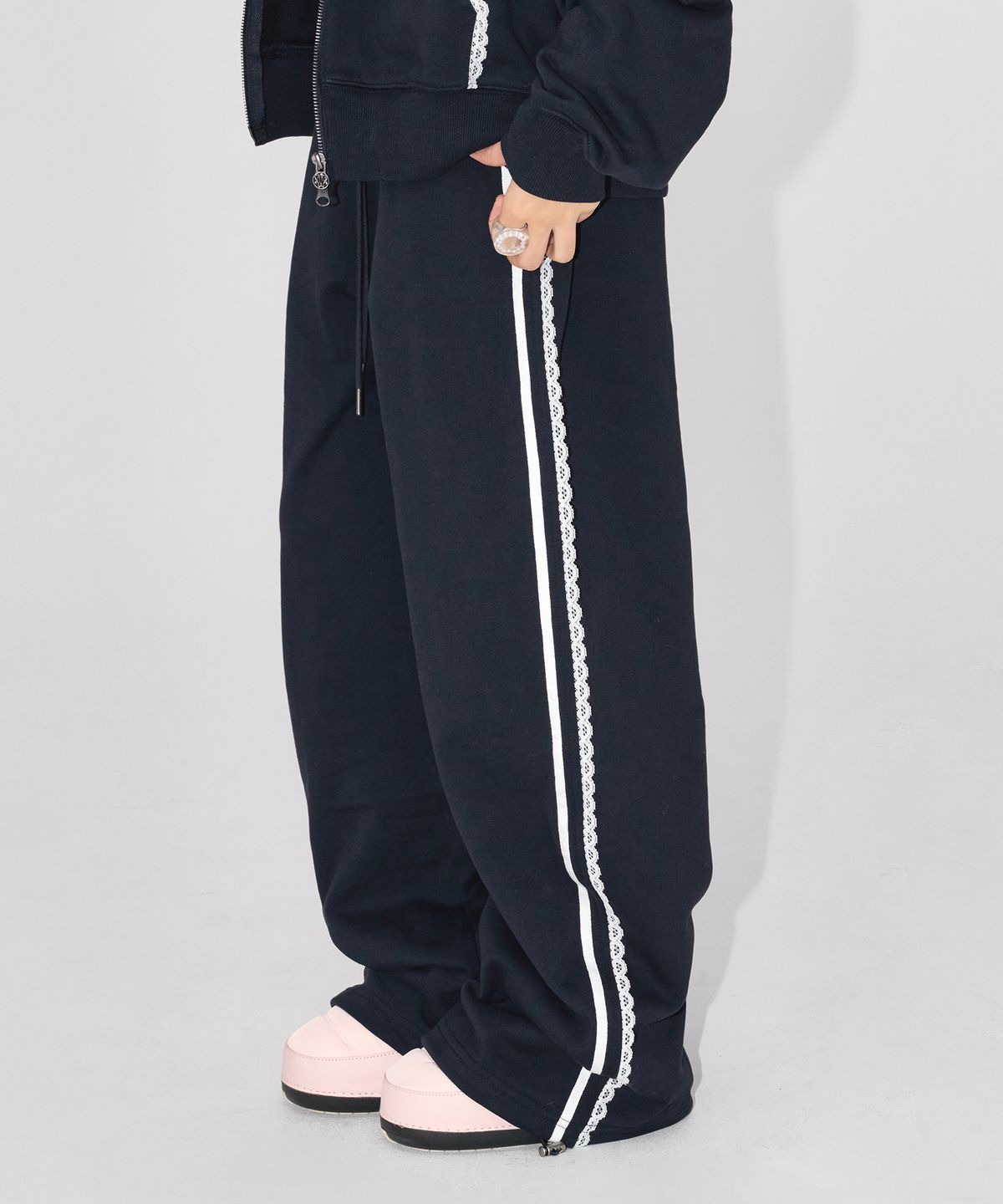 유희(YOUHEE) [아네딘X유희] LACE TRIMMED TRACK PANTS_NAVY