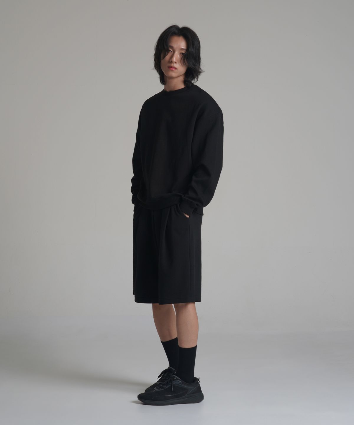 노밍(NOMING) [SET] 루즈핏 크롭 이지 맨투맨 + 원턱 와이드 스웨트 버뮤다 쇼츠 (3COLOR)