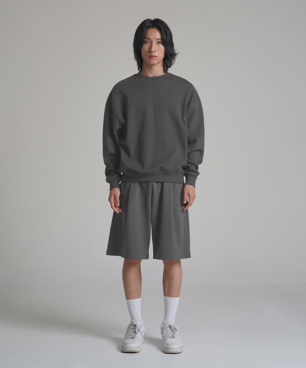 노밍(NOMING) [SET] 루즈핏 크롭 이지 맨투맨 + 원턱 와이드 스웨트 버뮤다 쇼츠 (3COLOR)