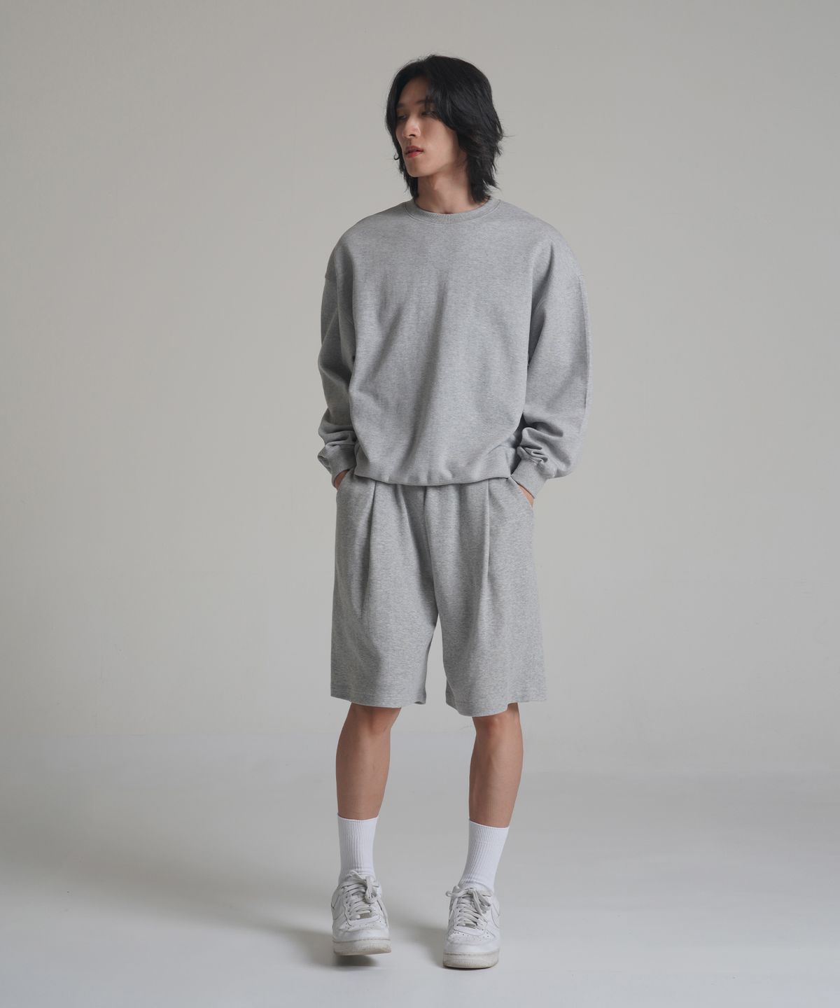 노밍(NOMING) [SET] 루즈핏 크롭 이지 맨투맨 + 원턱 와이드 스웨트 버뮤다 쇼츠 (3COLOR)