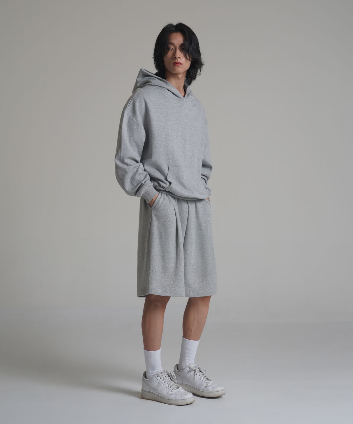 노밍(NOMING) [SET] 루즈핏 크롭 이지 후드티 + 원턱 와이드 스웨트 버뮤다 쇼츠 (3COLOR)