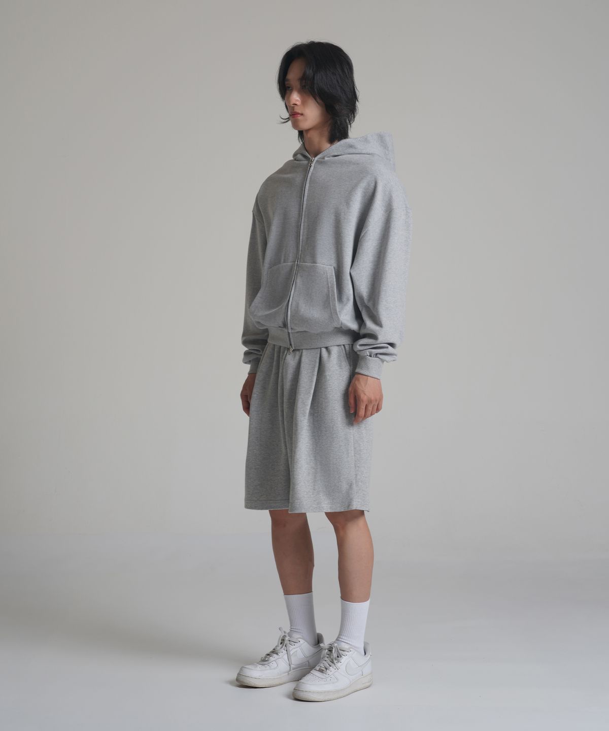 노밍(NOMING) [SET] 루즈핏 크롭 이지 2-way 후드 집업 + 원턱 와이드 스웨트 버뮤다 쇼츠 (3COLOR)