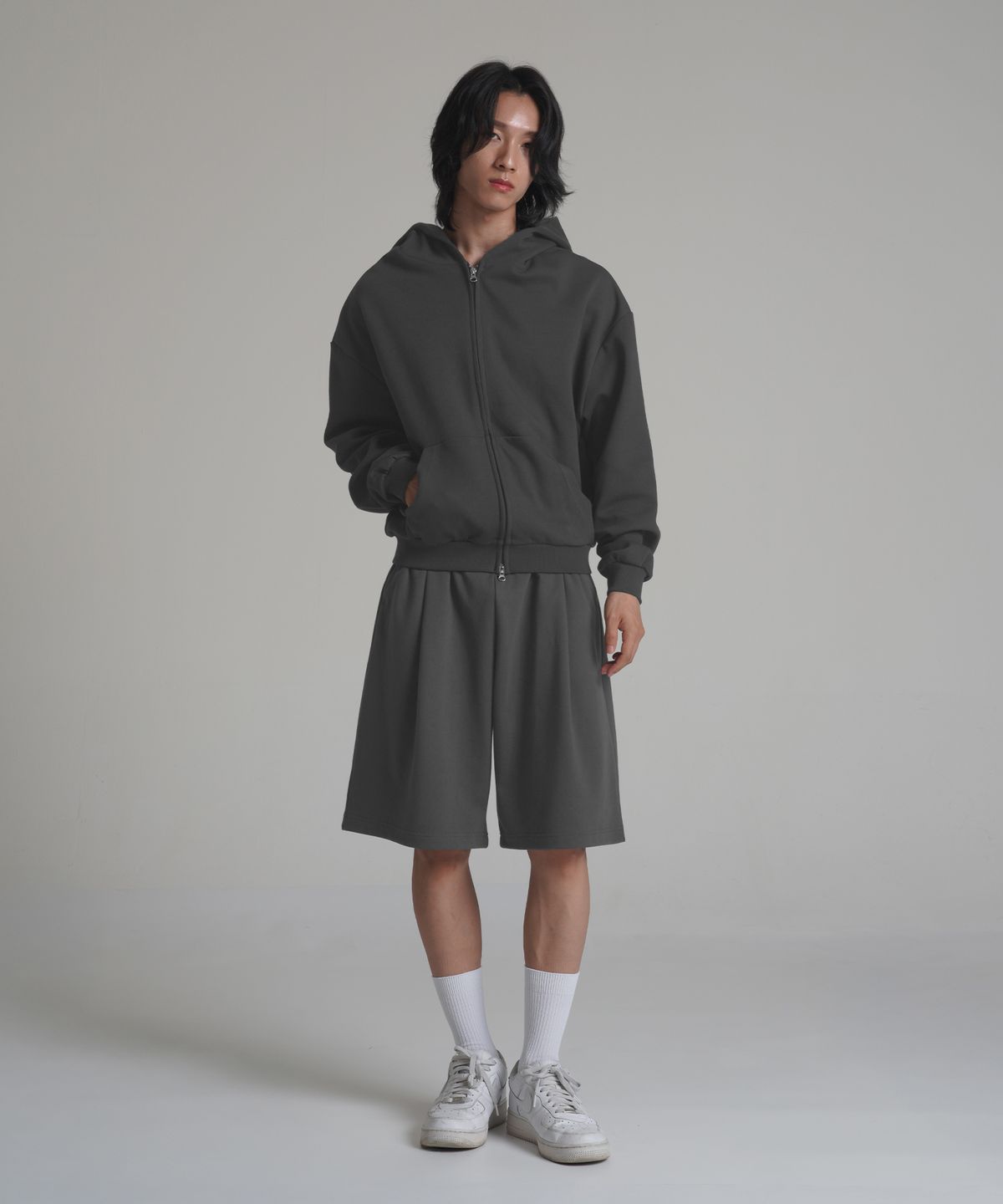 노밍(NOMING) [SET] 루즈핏 크롭 이지 2-way 후드 집업 + 원턱 와이드 스웨트 버뮤다 쇼츠 (3COLOR)
